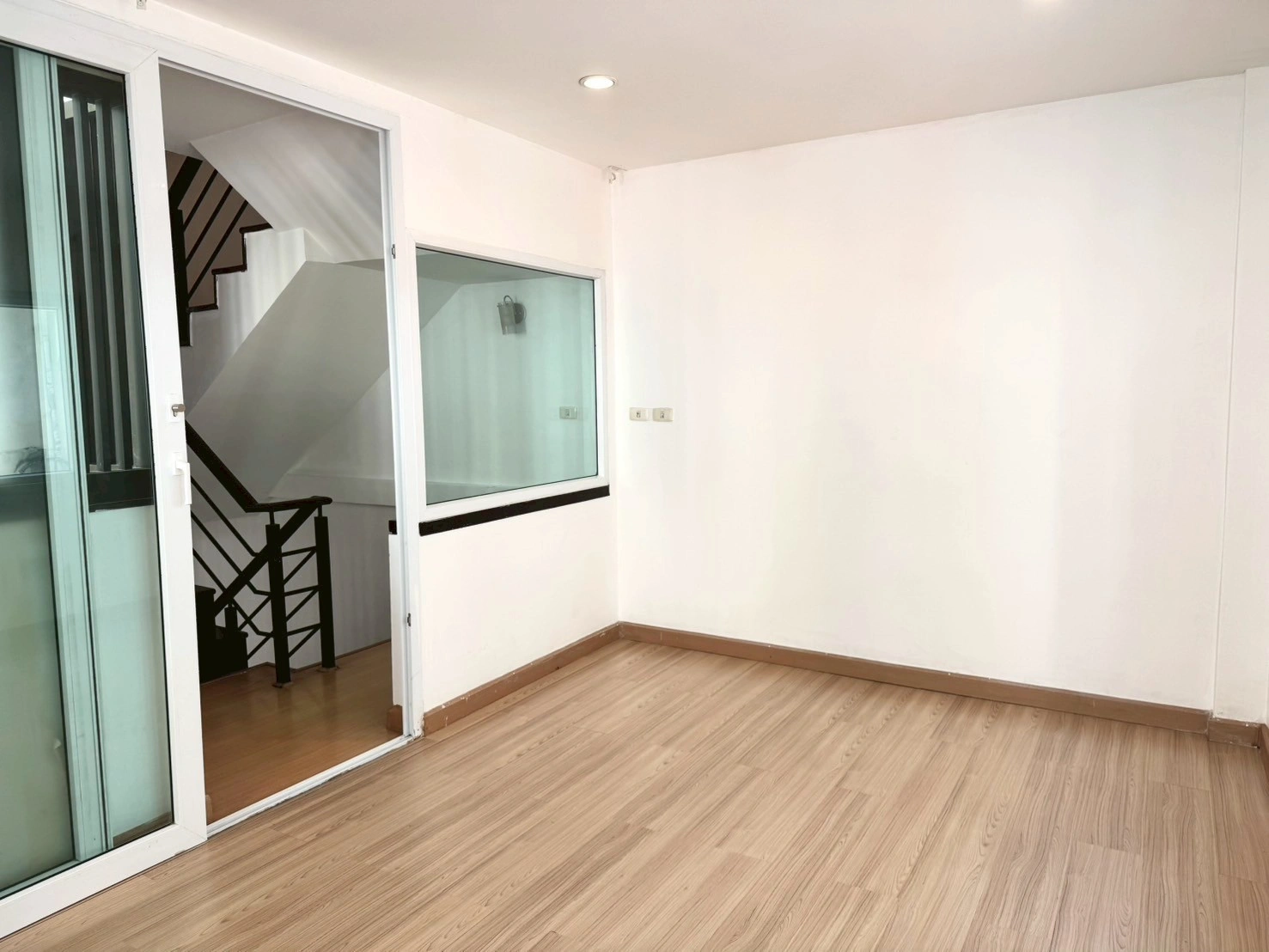 ให้เช่าโฮมออฟฟิศโมเดิร์น 3.5 ชั้น 280 ตรม. หมู่บ้านสรานนท์ ปากเกร็ด