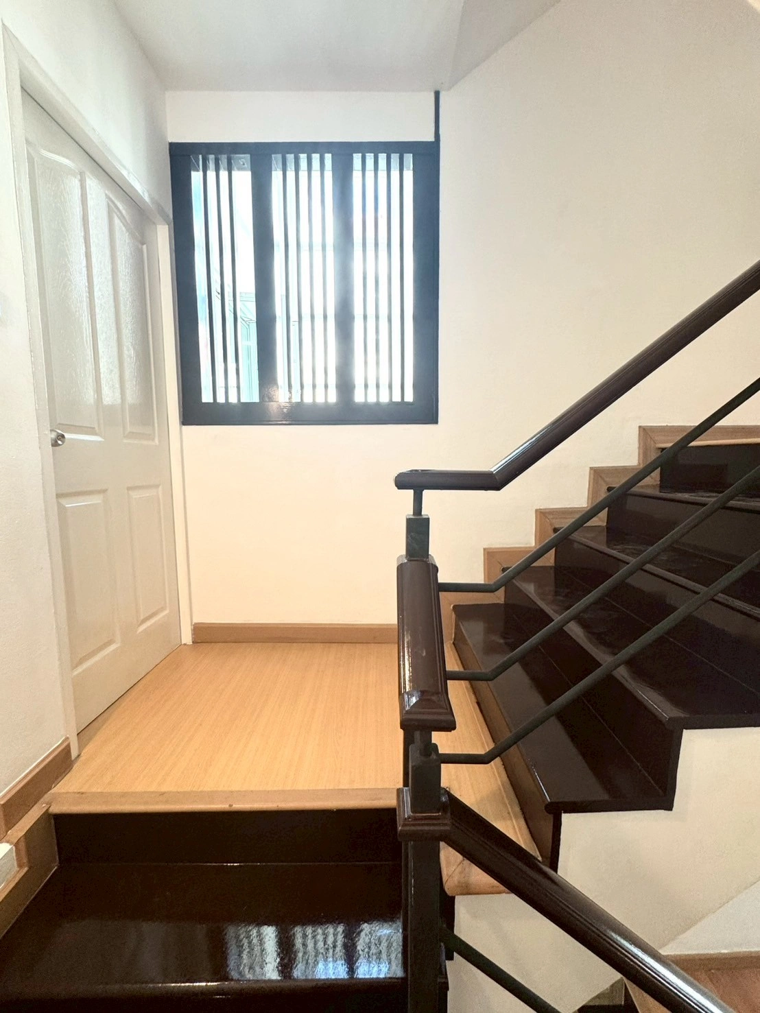 ให้เช่าโฮมออฟฟิศโมเดิร์น 3.5 ชั้น 280 ตรม. หมู่บ้านสรานนท์ ปากเกร็ด