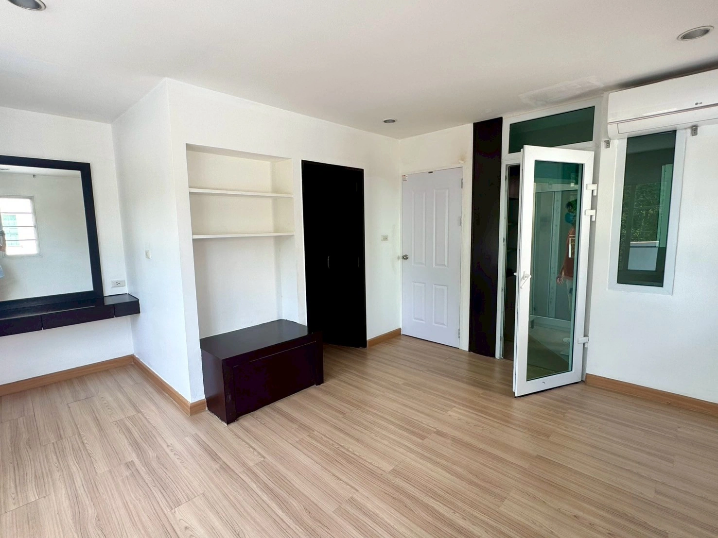 ให้เช่าโฮมออฟฟิศโมเดิร์น 3.5 ชั้น 280 ตรม. หมู่บ้านสรานนท์ ปากเกร็ด