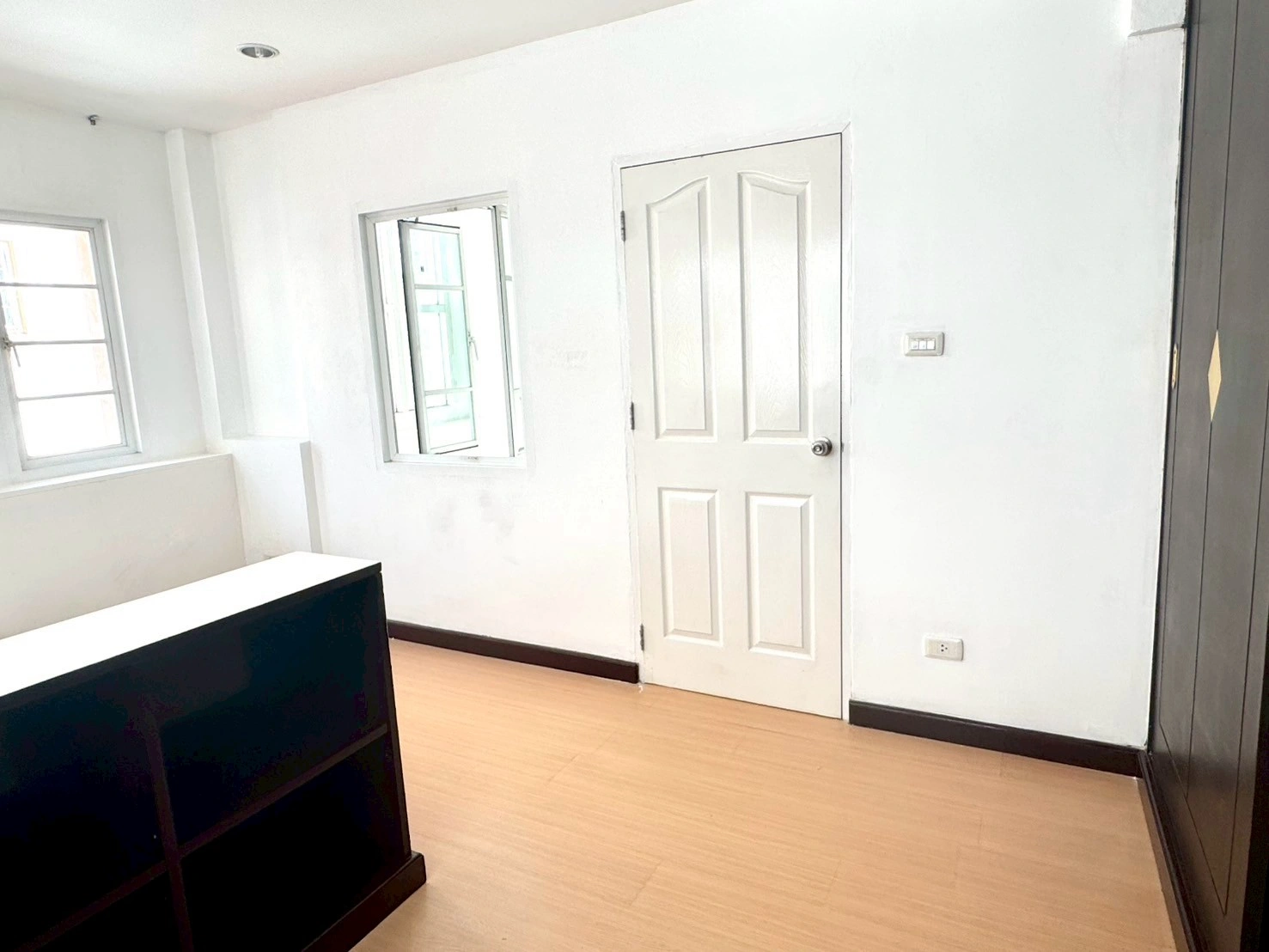 ให้เช่าโฮมออฟฟิศโมเดิร์น 3.5 ชั้น 280 ตรม. หมู่บ้านสรานนท์ ปากเกร็ด