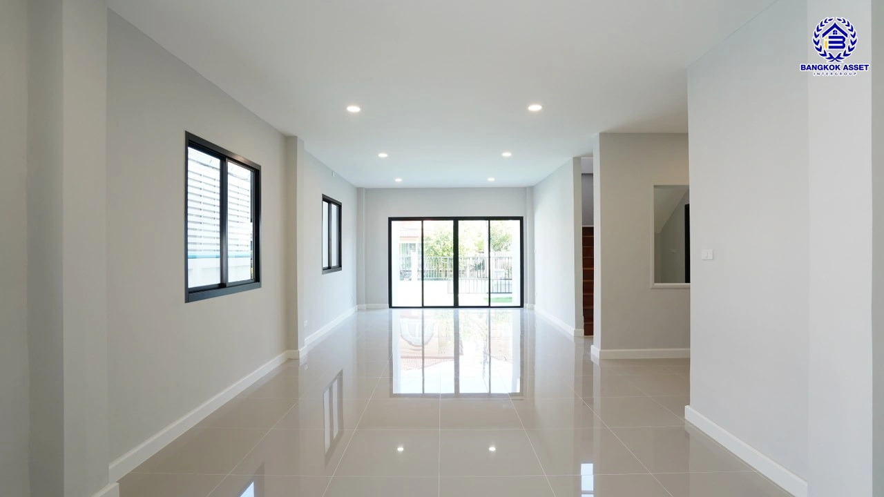 บ้านรีโนเวทใหม่ โครงการ ลลิลอินเดอะพาร์ค บางใหญ่ เนื้อที่ 61.7 ตร.ว. พื้นที่ใช้สอย 181.36 ตร.ม. ฟังก์ชัน 4 ห้องนอน 2 ห้องน้ำ 2 ที่จอดรถ บนทำเลเดินทางสะดวก ใกล้เซ็นทรัลเวสต์เกต ทางด่วน "กาญจนาภิเษก และรถไฟฟ้าสายสีม่วง "สถานีตลาดบางใหญ่"