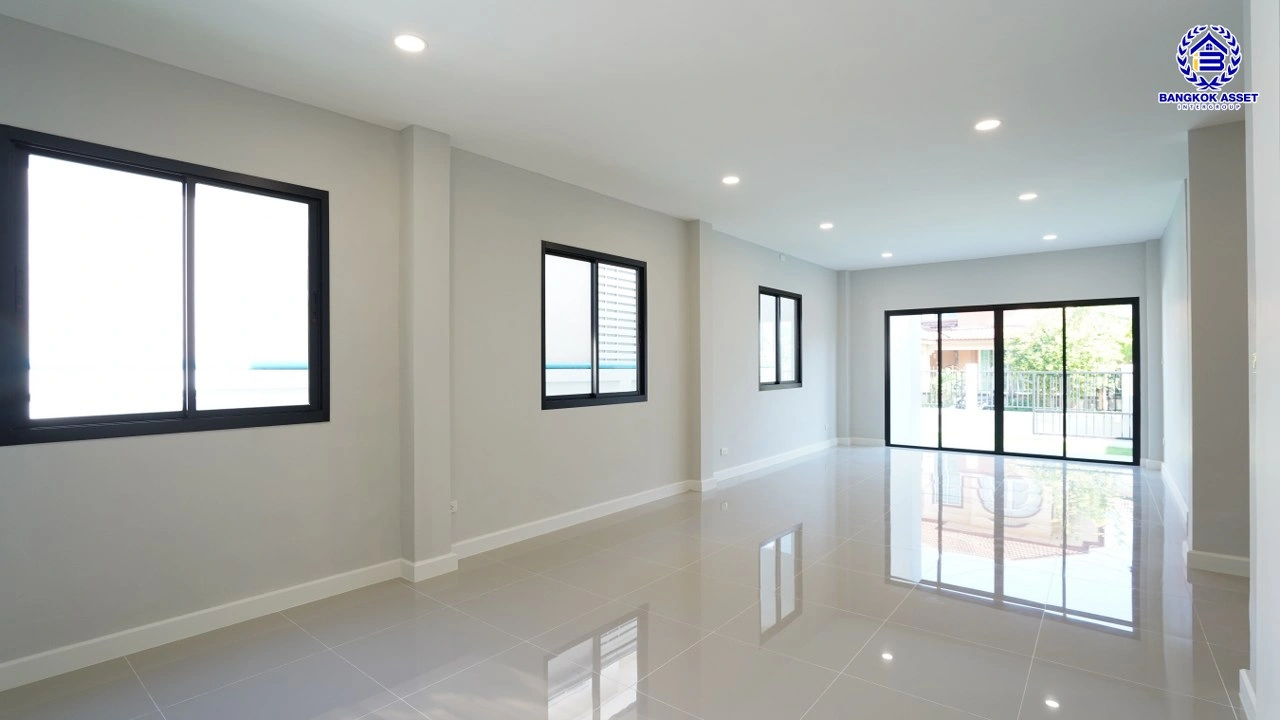 บ้านรีโนเวทใหม่ โครงการ ลลิลอินเดอะพาร์ค บางใหญ่ เนื้อที่ 61.7 ตร.ว. พื้นที่ใช้สอย 181.36 ตร.ม. ฟังก์ชัน 4 ห้องนอน 2 ห้องน้ำ 2 ที่จอดรถ บนทำเลเดินทางสะดวก ใกล้เซ็นทรัลเวสต์เกต ทางด่วน "กาญจนาภิเษก และรถไฟฟ้าสายสีม่วง "สถานีตลาดบางใหญ่"