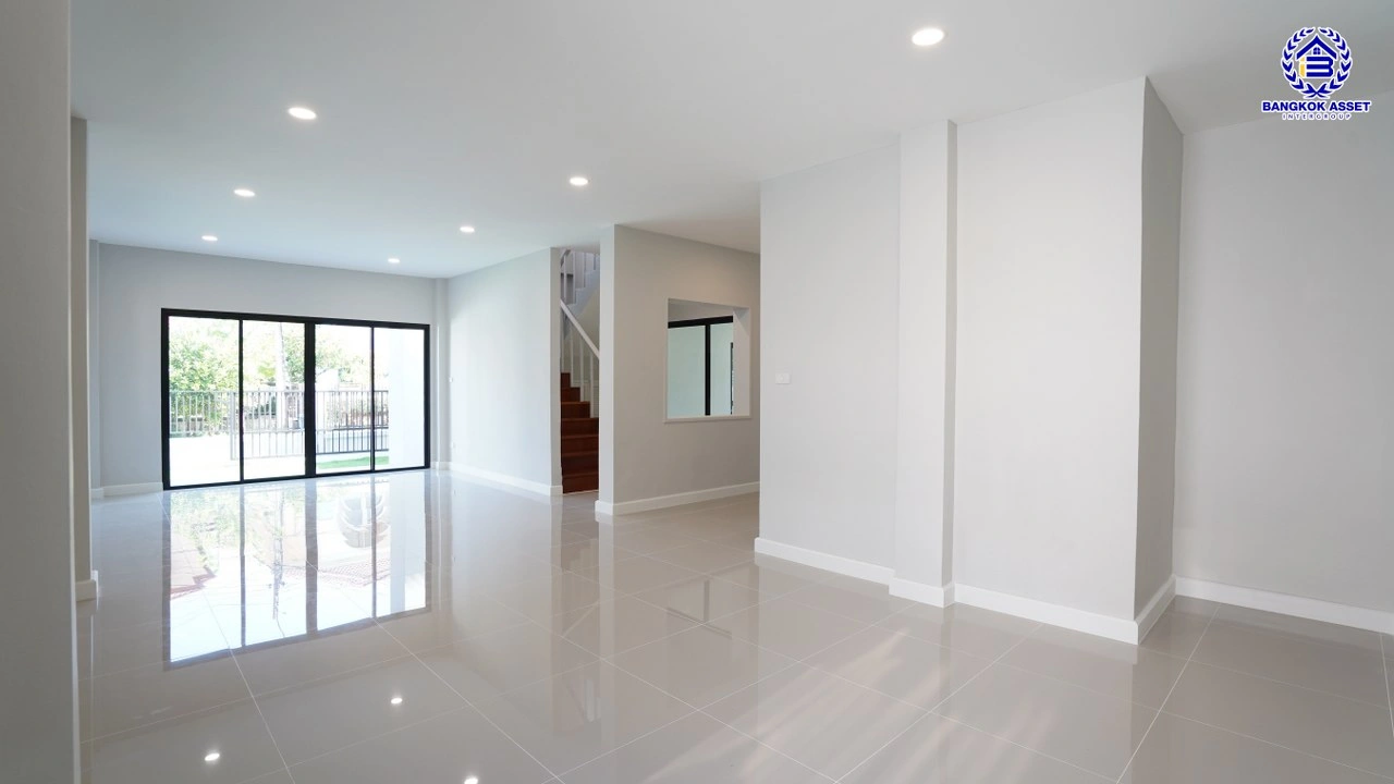 บ้านรีโนเวทใหม่ โครงการ ลลิลอินเดอะพาร์ค บางใหญ่ เนื้อที่ 61.7 ตร.ว. พื้นที่ใช้สอย 181.36 ตร.ม. ฟังก์ชัน 4 ห้องนอน 2 ห้องน้ำ 2 ที่จอดรถ บนทำเลเดินทางสะดวก ใกล้เซ็นทรัลเวสต์เกต ทางด่วน "กาญจนาภิเษก และรถไฟฟ้าสายสีม่วง "สถานีตลาดบางใหญ่"