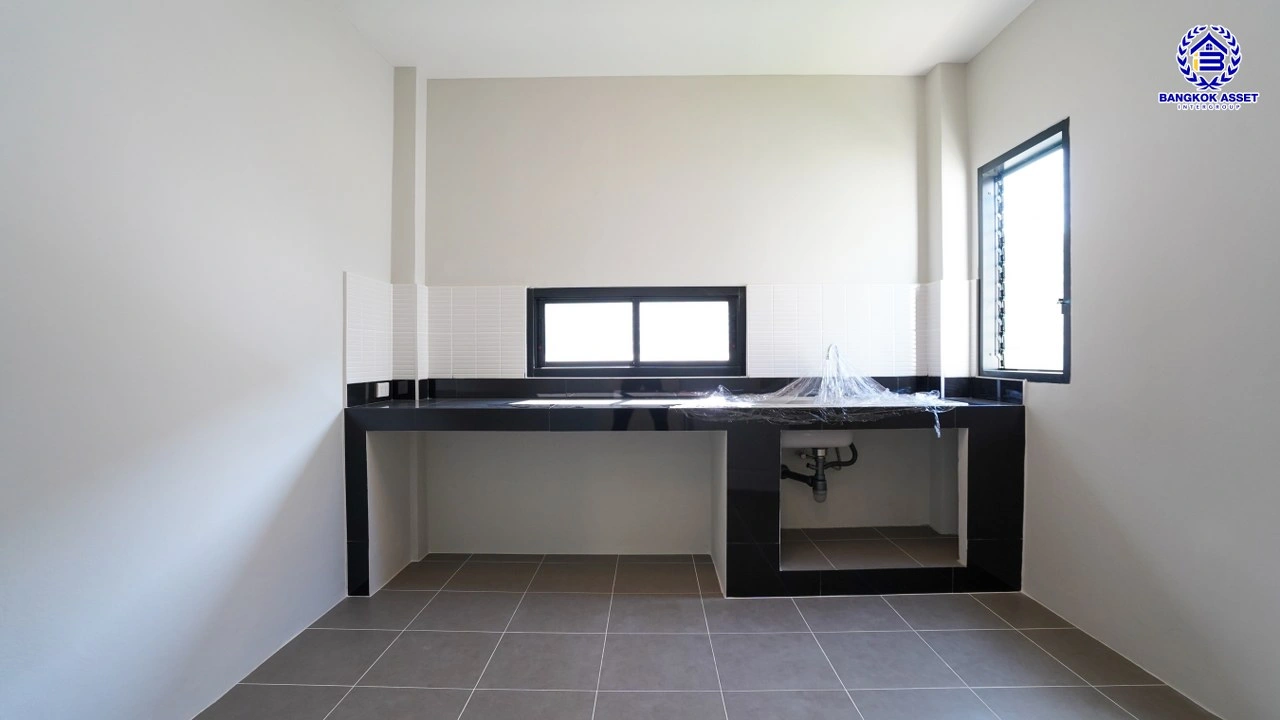 บ้านรีโนเวทใหม่ โครงการ ลลิลอินเดอะพาร์ค บางใหญ่ เนื้อที่ 61.7 ตร.ว. พื้นที่ใช้สอย 181.36 ตร.ม. ฟังก์ชัน 4 ห้องนอน 2 ห้องน้ำ 2 ที่จอดรถ บนทำเลเดินทางสะดวก ใกล้เซ็นทรัลเวสต์เกต ทางด่วน "กาญจนาภิเษก และรถไฟฟ้าสายสีม่วง "สถานีตลาดบางใหญ่"