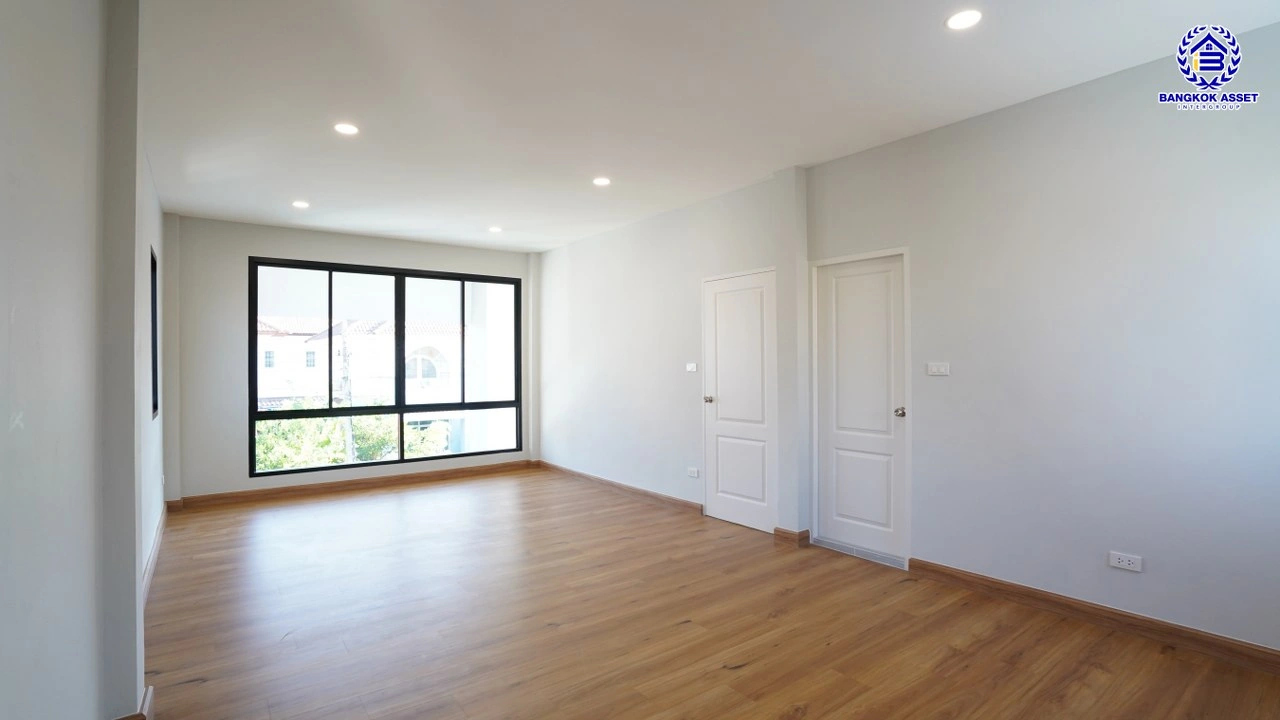 บ้านรีโนเวทใหม่ โครงการ ลลิลอินเดอะพาร์ค บางใหญ่ เนื้อที่ 61.7 ตร.ว. พื้นที่ใช้สอย 181.36 ตร.ม. ฟังก์ชัน 4 ห้องนอน 2 ห้องน้ำ 2 ที่จอดรถ บนทำเลเดินทางสะดวก ใกล้เซ็นทรัลเวสต์เกต ทางด่วน "กาญจนาภิเษก และรถไฟฟ้าสายสีม่วง "สถานีตลาดบางใหญ่"