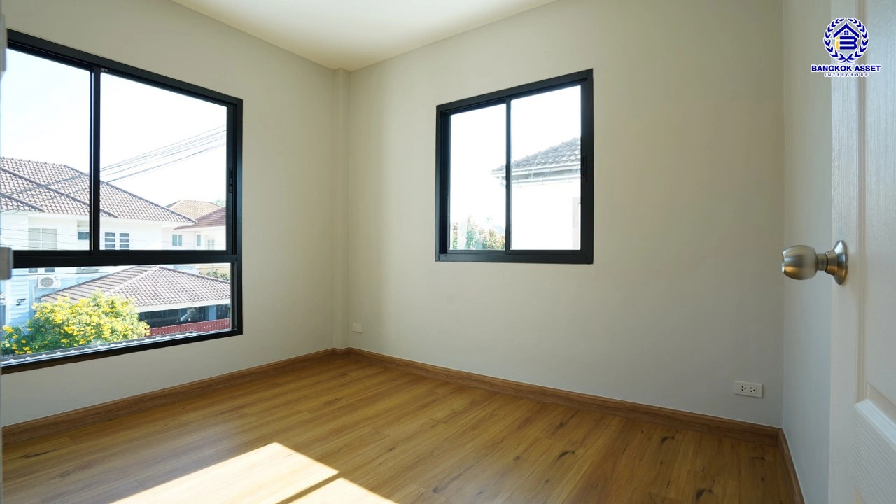 บ้านรีโนเวทใหม่ โครงการ ลลิลอินเดอะพาร์ค บางใหญ่ เนื้อที่ 61.7 ตร.ว. พื้นที่ใช้สอย 181.36 ตร.ม. ฟังก์ชัน 4 ห้องนอน 2 ห้องน้ำ 2 ที่จอดรถ บนทำเลเดินทางสะดวก ใกล้เซ็นทรัลเวสต์เกต ทางด่วน "กาญจนาภิเษก และรถไฟฟ้าสายสีม่วง "สถานีตลาดบางใหญ่"