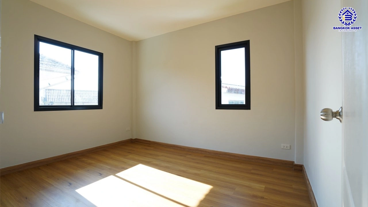 บ้านรีโนเวทใหม่ โครงการ ลลิลอินเดอะพาร์ค บางใหญ่ เนื้อที่ 61.7 ตร.ว. พื้นที่ใช้สอย 181.36 ตร.ม. ฟังก์ชัน 4 ห้องนอน 2 ห้องน้ำ 2 ที่จอดรถ บนทำเลเดินทางสะดวก ใกล้เซ็นทรัลเวสต์เกต ทางด่วน "กาญจนาภิเษก และรถไฟฟ้าสายสีม่วง "สถานีตลาดบางใหญ่"