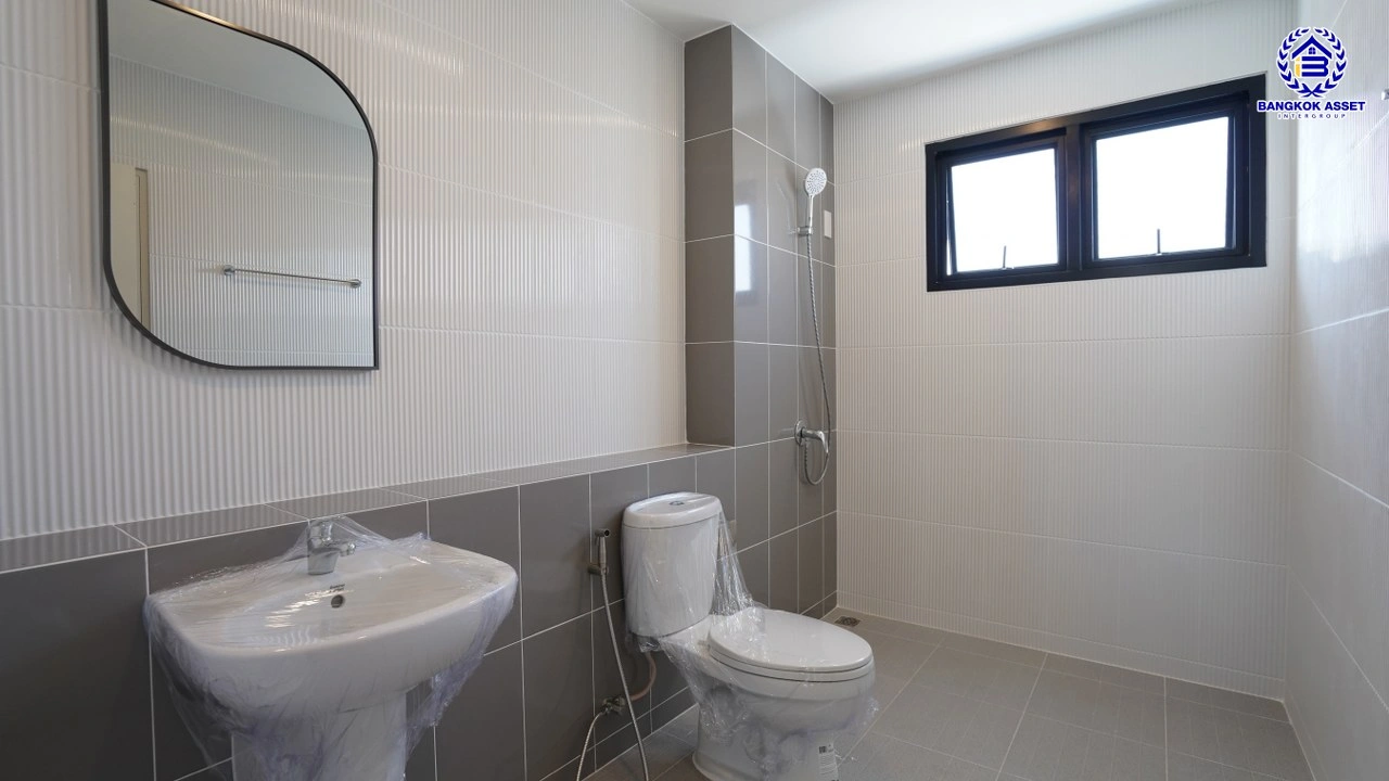 บ้านรีโนเวทใหม่ โครงการ ลลิลอินเดอะพาร์ค บางใหญ่ เนื้อที่ 61.7 ตร.ว. พื้นที่ใช้สอย 181.36 ตร.ม. ฟังก์ชัน 4 ห้องนอน 2 ห้องน้ำ 2 ที่จอดรถ บนทำเลเดินทางสะดวก ใกล้เซ็นทรัลเวสต์เกต ทางด่วน "กาญจนาภิเษก และรถไฟฟ้าสายสีม่วง "สถานีตลาดบางใหญ่"