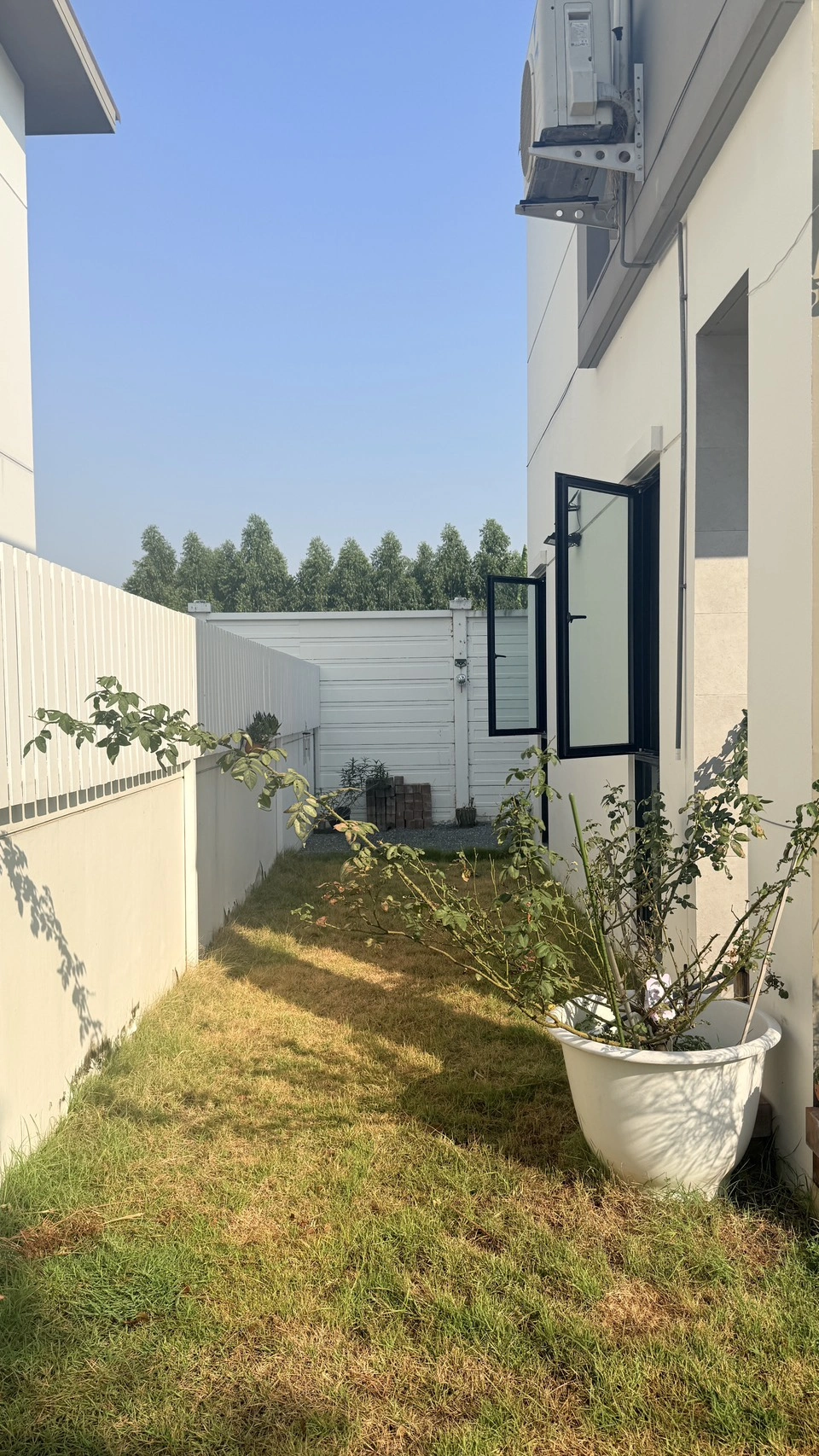 บ้านสวยสไตล์โมเดิร์น ฟังก์ชันครบ พร้อมอยู่ บ้านเดี่ยว 2 ชั้น บนพื้นที่ 64 ตร.ว. พื้นที่ใช้สอย 227 ตร.ม.