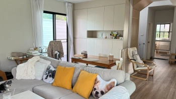 บ้านสวยสไตล์โมเดิร์น ฟังก์ชันครบ พร้อมอยู่ บ้านเดี่ยว 2 ชั้น บนพื้นที่ 64 ตร.ว. พื้นที่ใช้สอย 227 ตร.ม.