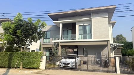 บ้านสวยสไตล์โมเดิร์น ฟังก์ชันครบ พร้อมอยู่ บ้านเดี่ยว 2 ชั้น บนพื้นที่ 64 ตร.ว. พื้นที่ใช้สอย 227 ตร.ม.