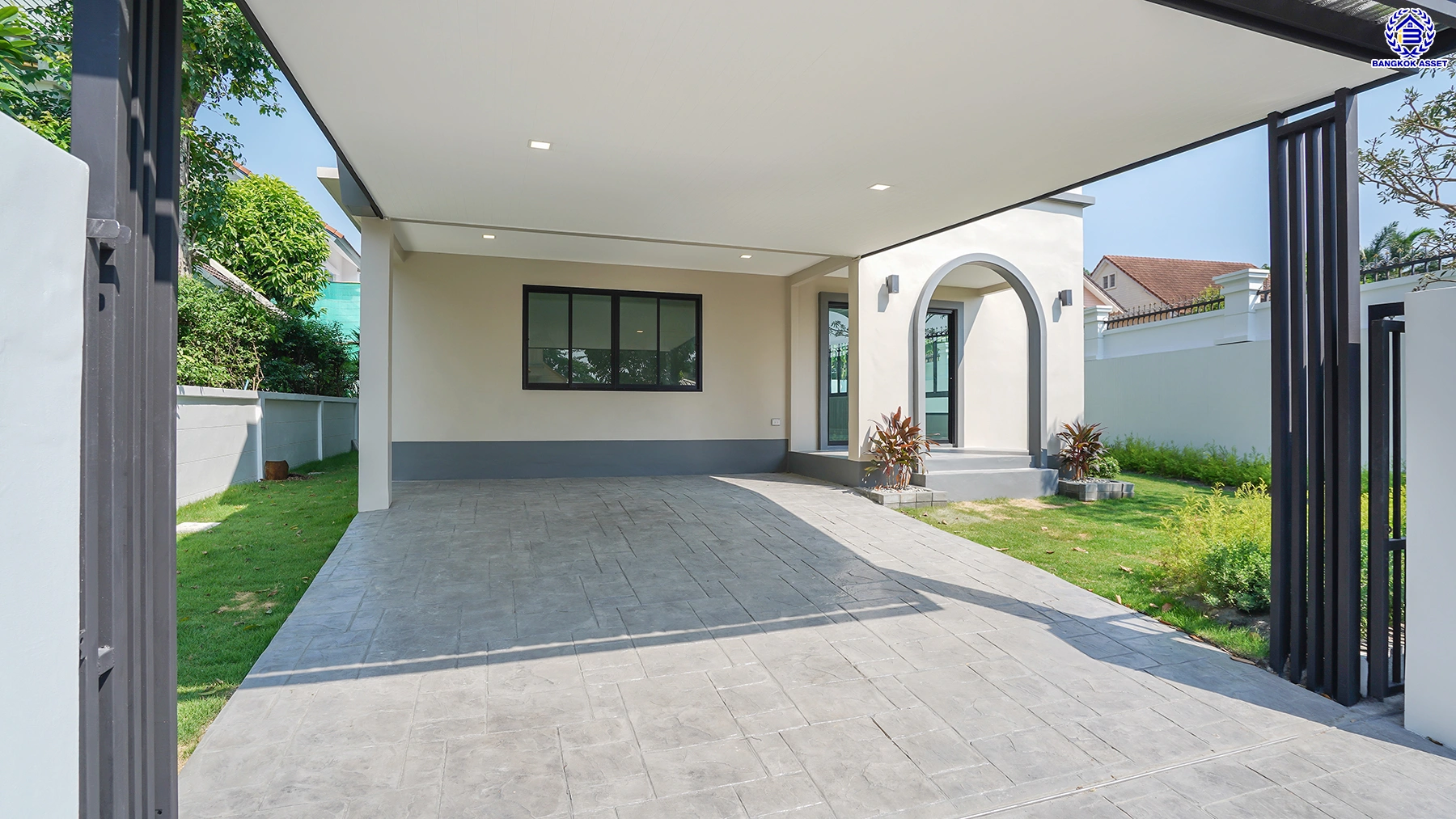 บ้านรีโนเวทใหม่ โครงการ ลัดดารมย์ ปิ่นเกล้า บ้านเดี่ยวหลังมุม จากแบรนด์ Q.House บนเนื้อที่กว้างขวางถึง 80.5 ตร.ว. พื้นที่ใช้สอย 234.05 ตร.ม. ฟังก์ชัน 4 ห้องนอน 3 ห้องน้ำ จอดรถได้ 2 คัน ติดถนนกาญจนาภิเษก ใกล้ห้างเซ็นทรัล เวสต์เกต, ทางด่วน "กาญจนาภิเษก" และรถไฟฟ้าสายสีม่วง "สถานีตลาดบางใหญ่"