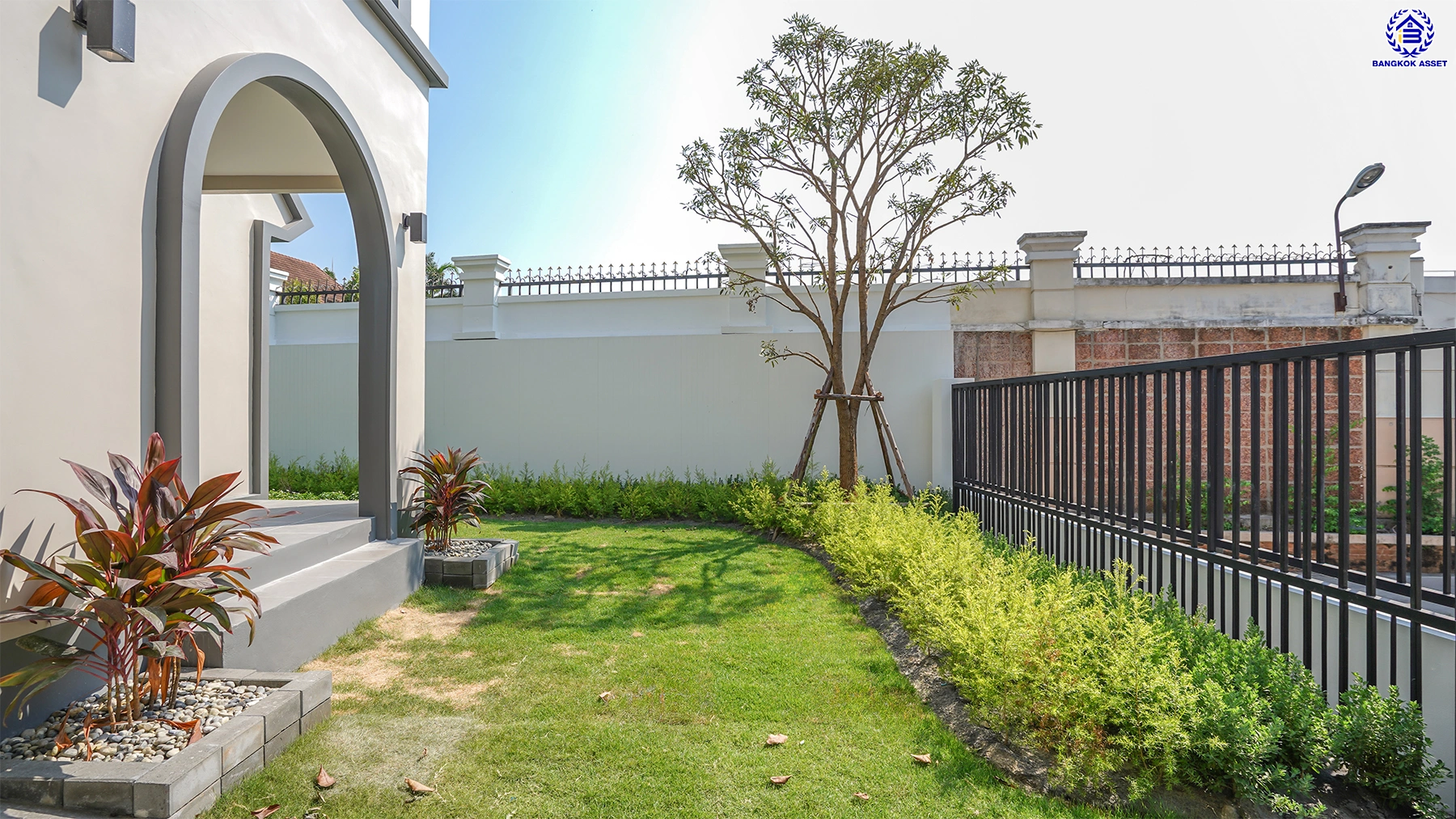 บ้านรีโนเวทใหม่ โครงการ ลัดดารมย์ ปิ่นเกล้า บ้านเดี่ยวหลังมุม จากแบรนด์ Q.House บนเนื้อที่กว้างขวางถึง 80.5 ตร.ว. พื้นที่ใช้สอย 234.05 ตร.ม. ฟังก์ชัน 4 ห้องนอน 3 ห้องน้ำ จอดรถได้ 2 คัน ติดถนนกาญจนาภิเษก ใกล้ห้างเซ็นทรัล เวสต์เกต, ทางด่วน "กาญจนาภิเษก" และรถไฟฟ้าสายสีม่วง "สถานีตลาดบางใหญ่"