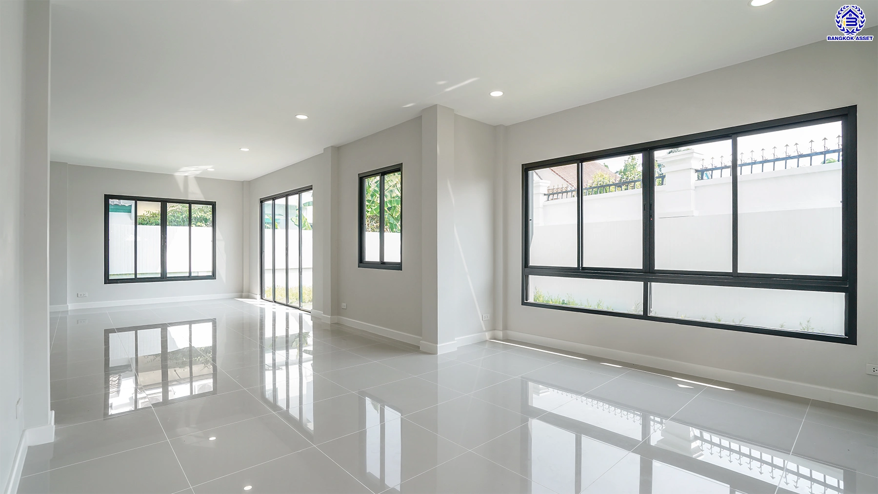 บ้านรีโนเวทใหม่ โครงการ ลัดดารมย์ ปิ่นเกล้า บ้านเดี่ยวหลังมุม จากแบรนด์ Q.House บนเนื้อที่กว้างขวางถึง 80.5 ตร.ว. พื้นที่ใช้สอย 234.05 ตร.ม. ฟังก์ชัน 4 ห้องนอน 3 ห้องน้ำ จอดรถได้ 2 คัน ติดถนนกาญจนาภิเษก ใกล้ห้างเซ็นทรัล เวสต์เกต, ทางด่วน "กาญจนาภิเษก" และรถไฟฟ้าสายสีม่วง "สถานีตลาดบางใหญ่"