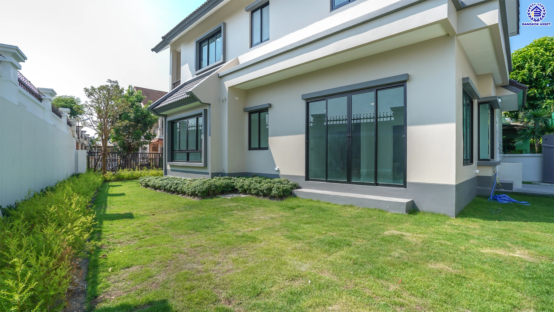 บ้านรีโนเวทใหม่ โครงการ ลัดดารมย์ ปิ่นเกล้า บ้านเดี่ยวหลังมุม จากแบรนด์ Q.House บนเนื้อที่กว้างขวางถึง 80.5 ตร.ว. พื้นที่ใช้สอย 234.05 ตร.ม. ฟังก์ชัน 4 ห้องนอน 3 ห้องน้ำ จอดรถได้ 2 คัน ติดถนนกาญจนาภิเษก ใกล้ห้างเซ็นทรัล เวสต์เกต, ทางด่วน "กาญจนาภิเษก" และรถไฟฟ้าสายสีม่วง "สถานีตลาดบางใหญ่"