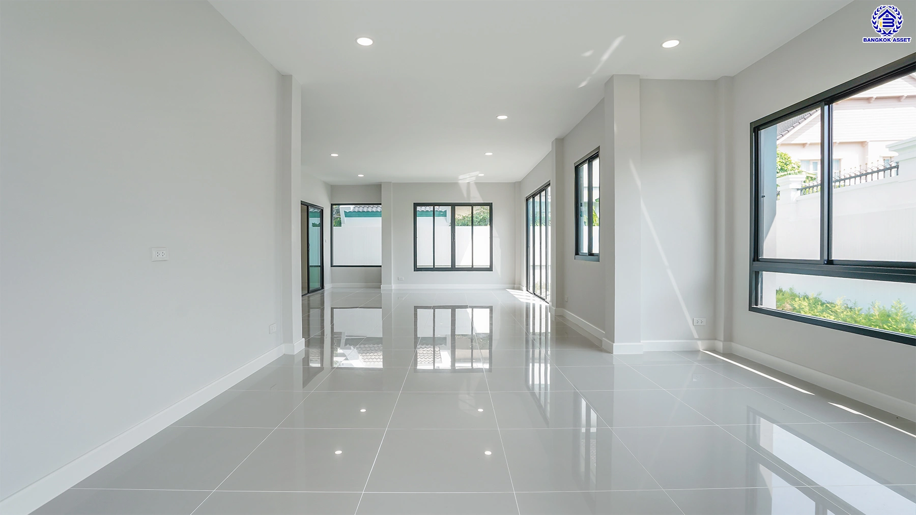 บ้านรีโนเวทใหม่ โครงการ ลัดดารมย์ ปิ่นเกล้า บ้านเดี่ยวหลังมุม จากแบรนด์ Q.House บนเนื้อที่กว้างขวางถึง 80.5 ตร.ว. พื้นที่ใช้สอย 234.05 ตร.ม. ฟังก์ชัน 4 ห้องนอน 3 ห้องน้ำ จอดรถได้ 2 คัน ติดถนนกาญจนาภิเษก ใกล้ห้างเซ็นทรัล เวสต์เกต, ทางด่วน "กาญจนาภิเษก" และรถไฟฟ้าสายสีม่วง "สถานีตลาดบางใหญ่"