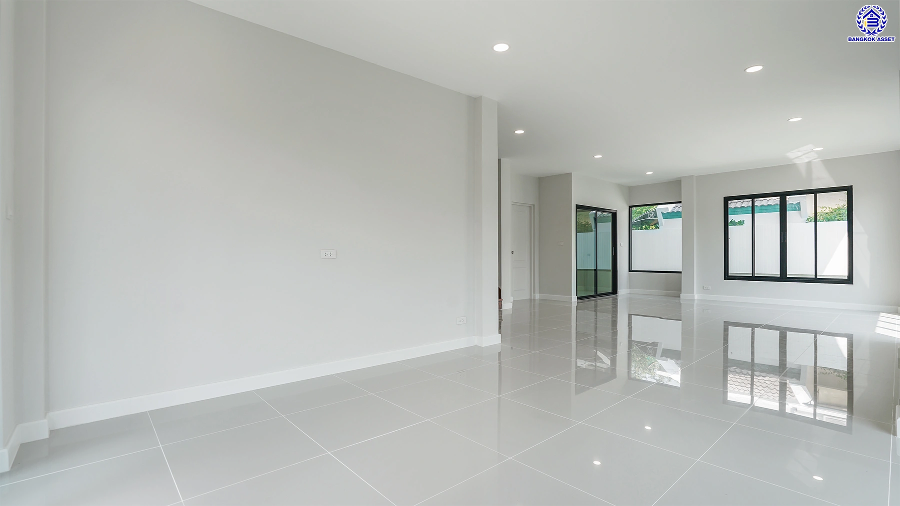 บ้านรีโนเวทใหม่ โครงการ ลัดดารมย์ ปิ่นเกล้า บ้านเดี่ยวหลังมุม จากแบรนด์ Q.House บนเนื้อที่กว้างขวางถึง 80.5 ตร.ว. พื้นที่ใช้สอย 234.05 ตร.ม. ฟังก์ชัน 4 ห้องนอน 3 ห้องน้ำ จอดรถได้ 2 คัน ติดถนนกาญจนาภิเษก ใกล้ห้างเซ็นทรัล เวสต์เกต, ทางด่วน "กาญจนาภิเษก" และรถไฟฟ้าสายสีม่วง "สถานีตลาดบางใหญ่"