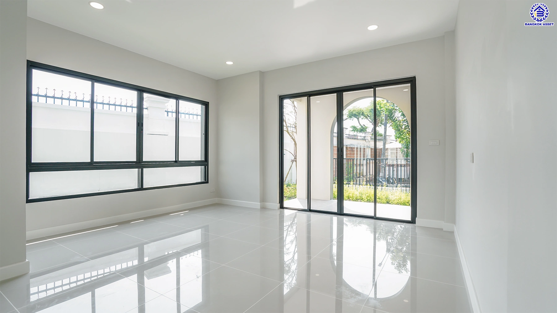 บ้านรีโนเวทใหม่ โครงการ ลัดดารมย์ ปิ่นเกล้า บ้านเดี่ยวหลังมุม จากแบรนด์ Q.House บนเนื้อที่กว้างขวางถึง 80.5 ตร.ว. พื้นที่ใช้สอย 234.05 ตร.ม. ฟังก์ชัน 4 ห้องนอน 3 ห้องน้ำ จอดรถได้ 2 คัน ติดถนนกาญจนาภิเษก ใกล้ห้างเซ็นทรัล เวสต์เกต, ทางด่วน "กาญจนาภิเษก" และรถไฟฟ้าสายสีม่วง "สถานีตลาดบางใหญ่"