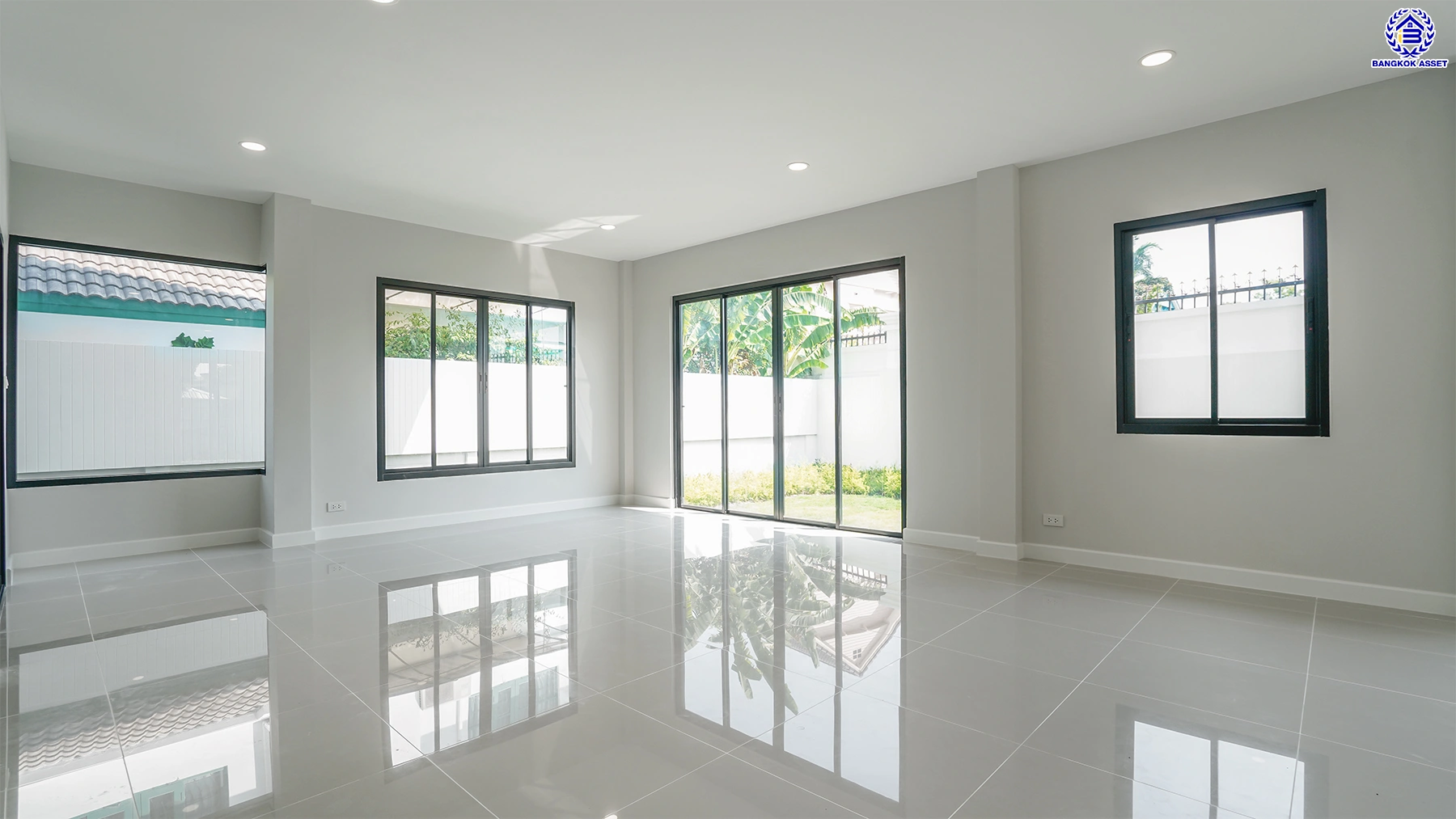 บ้านรีโนเวทใหม่ โครงการ ลัดดารมย์ ปิ่นเกล้า บ้านเดี่ยวหลังมุม จากแบรนด์ Q.House บนเนื้อที่กว้างขวางถึง 80.5 ตร.ว. พื้นที่ใช้สอย 234.05 ตร.ม. ฟังก์ชัน 4 ห้องนอน 3 ห้องน้ำ จอดรถได้ 2 คัน ติดถนนกาญจนาภิเษก ใกล้ห้างเซ็นทรัล เวสต์เกต, ทางด่วน "กาญจนาภิเษก" และรถไฟฟ้าสายสีม่วง "สถานีตลาดบางใหญ่"