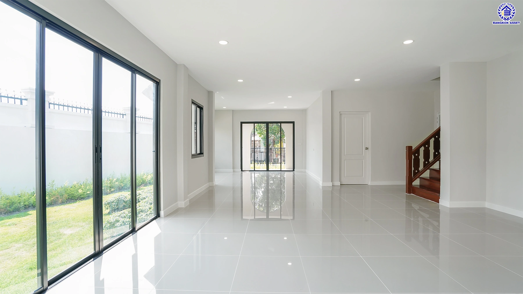 บ้านรีโนเวทใหม่ โครงการ ลัดดารมย์ ปิ่นเกล้า บ้านเดี่ยวหลังมุม จากแบรนด์ Q.House บนเนื้อที่กว้างขวางถึง 80.5 ตร.ว. พื้นที่ใช้สอย 234.05 ตร.ม. ฟังก์ชัน 4 ห้องนอน 3 ห้องน้ำ จอดรถได้ 2 คัน ติดถนนกาญจนาภิเษก ใกล้ห้างเซ็นทรัล เวสต์เกต, ทางด่วน "กาญจนาภิเษก" และรถไฟฟ้าสายสีม่วง "สถานีตลาดบางใหญ่"