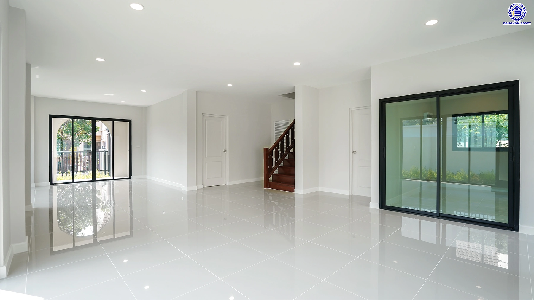 บ้านรีโนเวทใหม่ โครงการ ลัดดารมย์ ปิ่นเกล้า บ้านเดี่ยวหลังมุม จากแบรนด์ Q.House บนเนื้อที่กว้างขวางถึง 80.5 ตร.ว. พื้นที่ใช้สอย 234.05 ตร.ม. ฟังก์ชัน 4 ห้องนอน 3 ห้องน้ำ จอดรถได้ 2 คัน ติดถนนกาญจนาภิเษก ใกล้ห้างเซ็นทรัล เวสต์เกต, ทางด่วน "กาญจนาภิเษก" และรถไฟฟ้าสายสีม่วง "สถานีตลาดบางใหญ่"