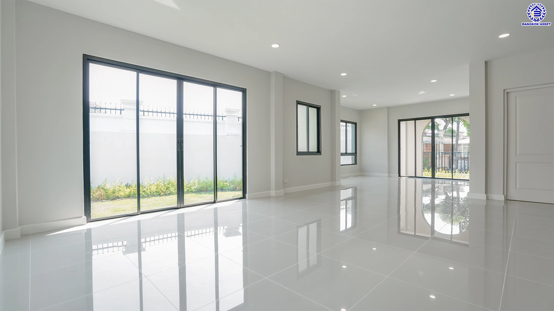 บ้านรีโนเวทใหม่ โครงการ ลัดดารมย์ ปิ่นเกล้า บ้านเดี่ยวหลังมุม จากแบรนด์ Q.House บนเนื้อที่กว้างขวางถึง 80.5 ตร.ว. พื้นที่ใช้สอย 234.05 ตร.ม. ฟังก์ชัน 4 ห้องนอน 3 ห้องน้ำ จอดรถได้ 2 คัน ติดถนนกาญจนาภิเษก ใกล้ห้างเซ็นทรัล เวสต์เกต, ทางด่วน "กาญจนาภิเษก" และรถไฟฟ้าสายสีม่วง "สถานีตลาดบางใหญ่"