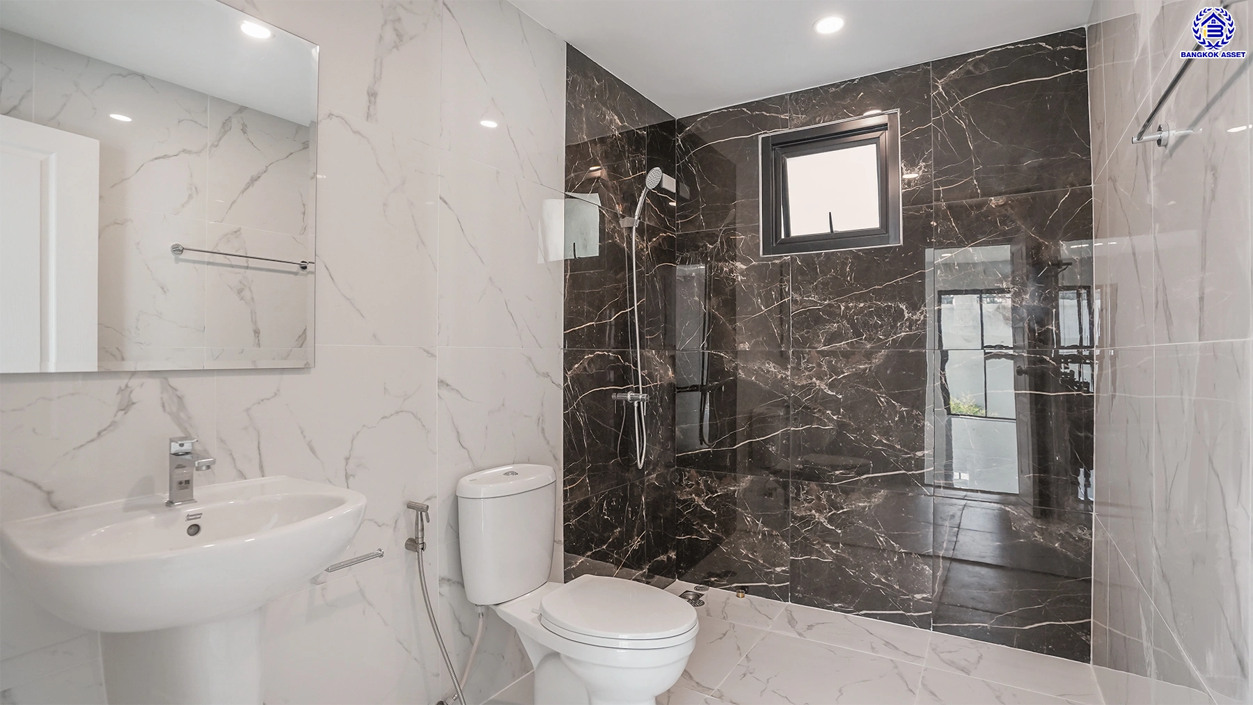 บ้านรีโนเวทใหม่ โครงการ ลัดดารมย์ ปิ่นเกล้า บ้านเดี่ยวหลังมุม จากแบรนด์ Q.House บนเนื้อที่กว้างขวางถึง 80.5 ตร.ว. พื้นที่ใช้สอย 234.05 ตร.ม. ฟังก์ชัน 4 ห้องนอน 3 ห้องน้ำ จอดรถได้ 2 คัน ติดถนนกาญจนาภิเษก ใกล้ห้างเซ็นทรัล เวสต์เกต, ทางด่วน "กาญจนาภิเษก" และรถไฟฟ้าสายสีม่วง "สถานีตลาดบางใหญ่"