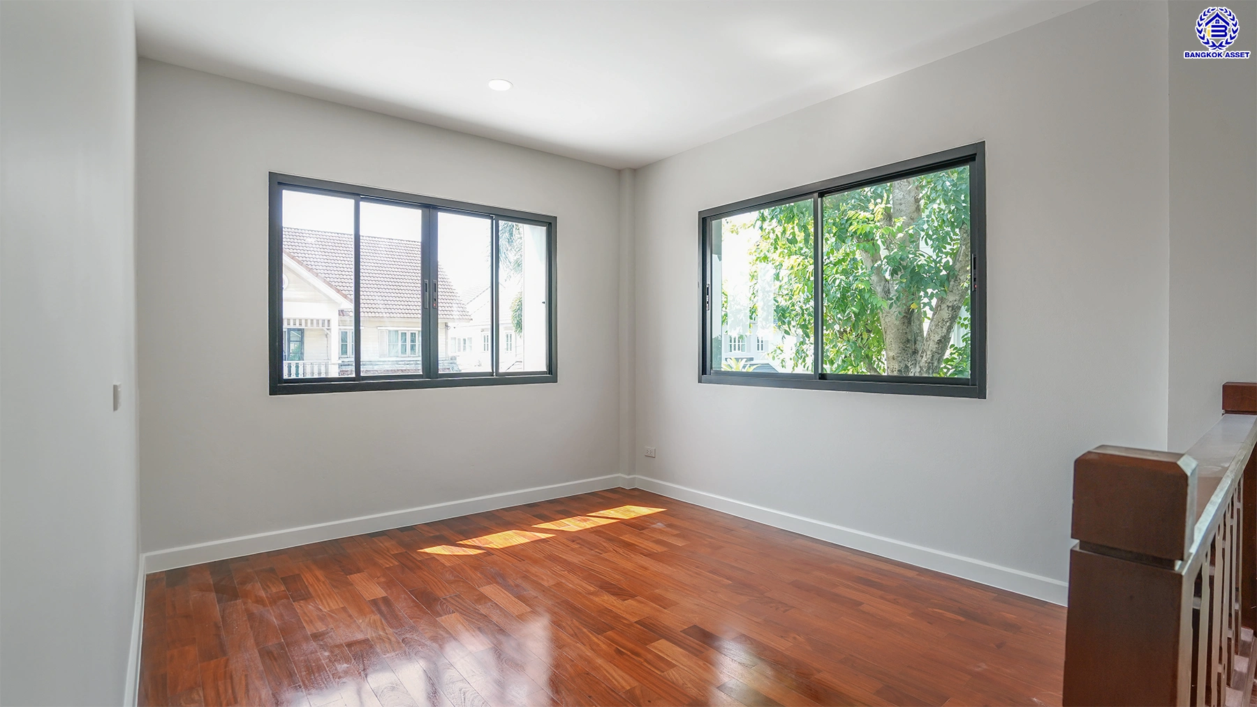 บ้านรีโนเวทใหม่ โครงการ ลัดดารมย์ ปิ่นเกล้า บ้านเดี่ยวหลังมุม จากแบรนด์ Q.House บนเนื้อที่กว้างขวางถึง 80.5 ตร.ว. พื้นที่ใช้สอย 234.05 ตร.ม. ฟังก์ชัน 4 ห้องนอน 3 ห้องน้ำ จอดรถได้ 2 คัน ติดถนนกาญจนาภิเษก ใกล้ห้างเซ็นทรัล เวสต์เกต, ทางด่วน "กาญจนาภิเษก" และรถไฟฟ้าสายสีม่วง "สถานีตลาดบางใหญ่"