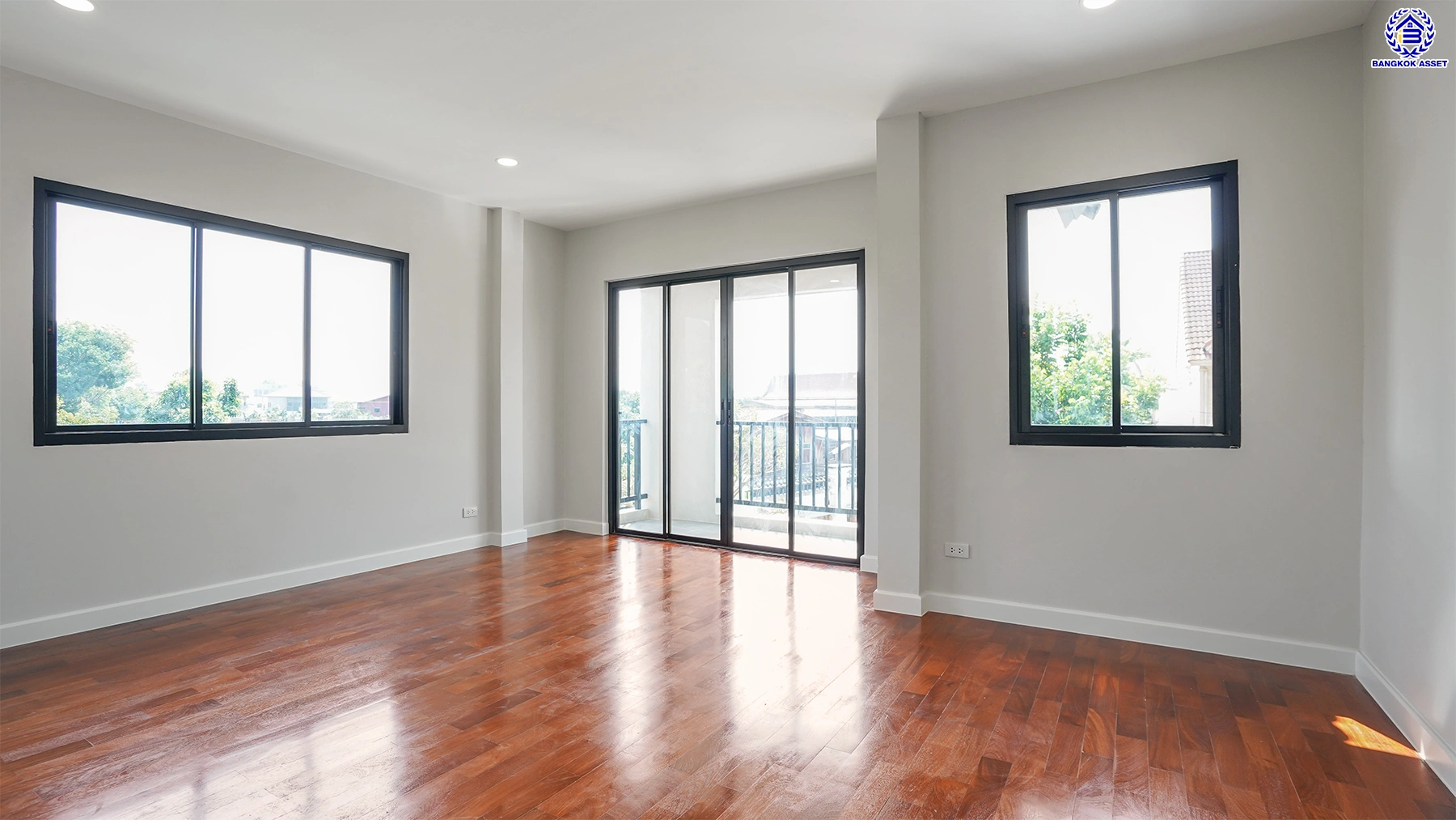 บ้านรีโนเวทใหม่ โครงการ ลัดดารมย์ ปิ่นเกล้า บ้านเดี่ยวหลังมุม จากแบรนด์ Q.House บนเนื้อที่กว้างขวางถึง 80.5 ตร.ว. พื้นที่ใช้สอย 234.05 ตร.ม. ฟังก์ชัน 4 ห้องนอน 3 ห้องน้ำ จอดรถได้ 2 คัน ติดถนนกาญจนาภิเษก ใกล้ห้างเซ็นทรัล เวสต์เกต, ทางด่วน "กาญจนาภิเษก" และรถไฟฟ้าสายสีม่วง "สถานีตลาดบางใหญ่"