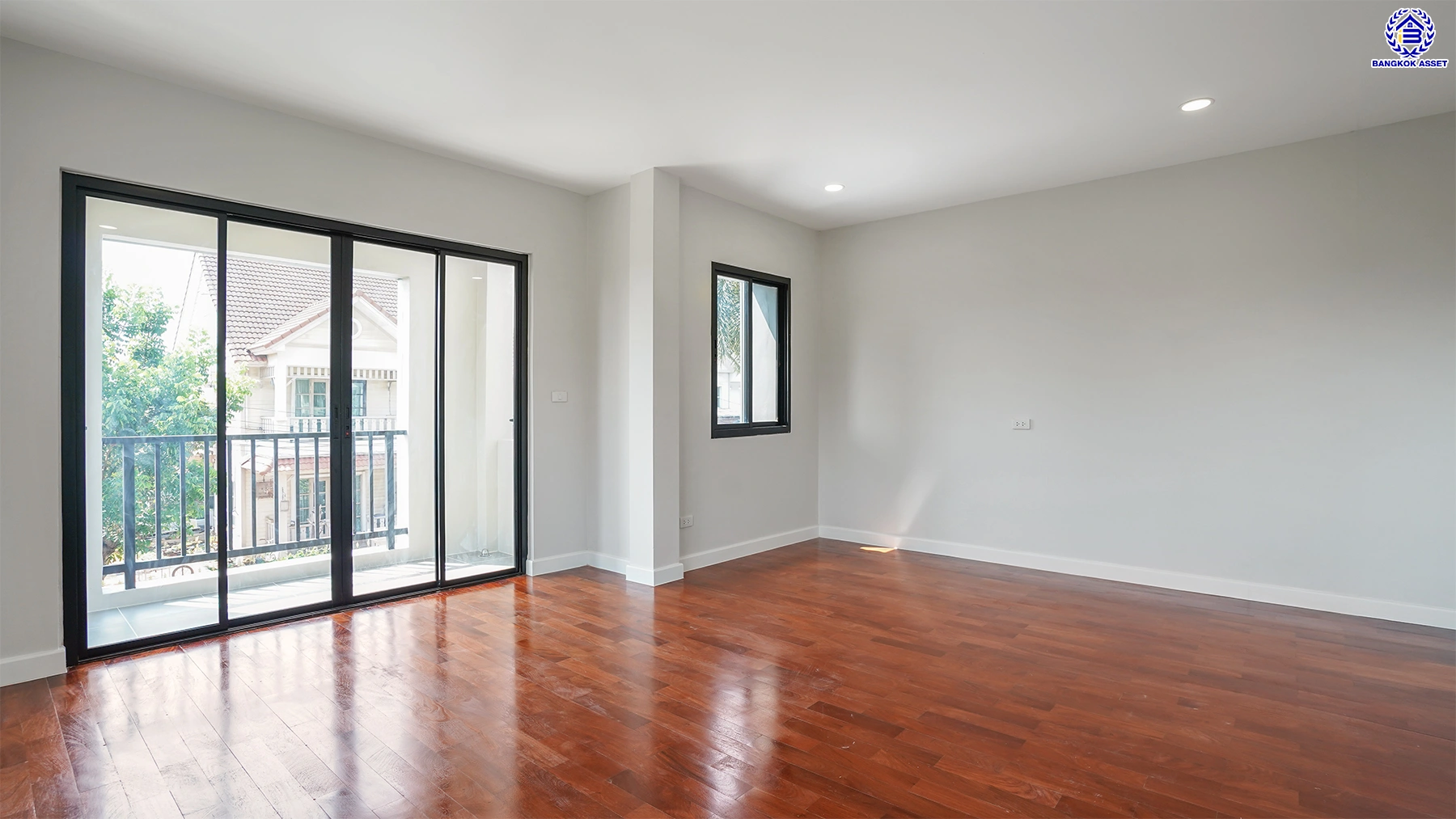 บ้านรีโนเวทใหม่ โครงการ ลัดดารมย์ ปิ่นเกล้า บ้านเดี่ยวหลังมุม จากแบรนด์ Q.House บนเนื้อที่กว้างขวางถึง 80.5 ตร.ว. พื้นที่ใช้สอย 234.05 ตร.ม. ฟังก์ชัน 4 ห้องนอน 3 ห้องน้ำ จอดรถได้ 2 คัน ติดถนนกาญจนาภิเษก ใกล้ห้างเซ็นทรัล เวสต์เกต, ทางด่วน "กาญจนาภิเษก" และรถไฟฟ้าสายสีม่วง "สถานีตลาดบางใหญ่"