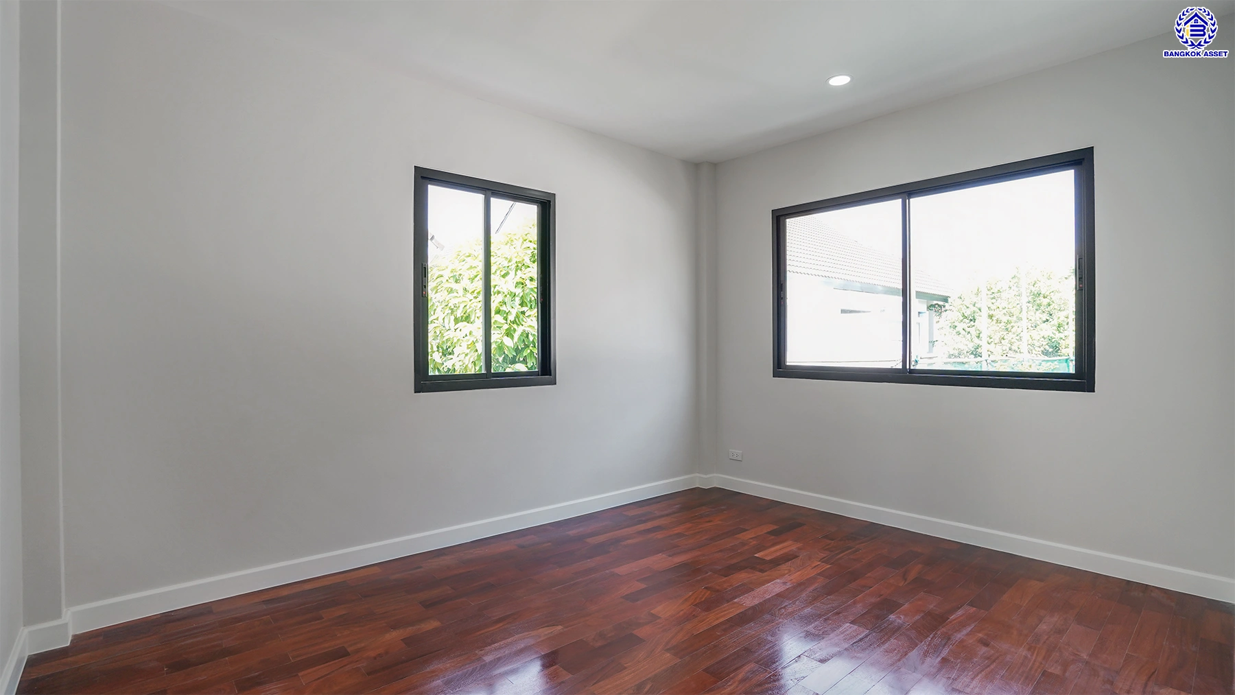 บ้านรีโนเวทใหม่ โครงการ ลัดดารมย์ ปิ่นเกล้า บ้านเดี่ยวหลังมุม จากแบรนด์ Q.House บนเนื้อที่กว้างขวางถึง 80.5 ตร.ว. พื้นที่ใช้สอย 234.05 ตร.ม. ฟังก์ชัน 4 ห้องนอน 3 ห้องน้ำ จอดรถได้ 2 คัน ติดถนนกาญจนาภิเษก ใกล้ห้างเซ็นทรัล เวสต์เกต, ทางด่วน "กาญจนาภิเษก" และรถไฟฟ้าสายสีม่วง "สถานีตลาดบางใหญ่"