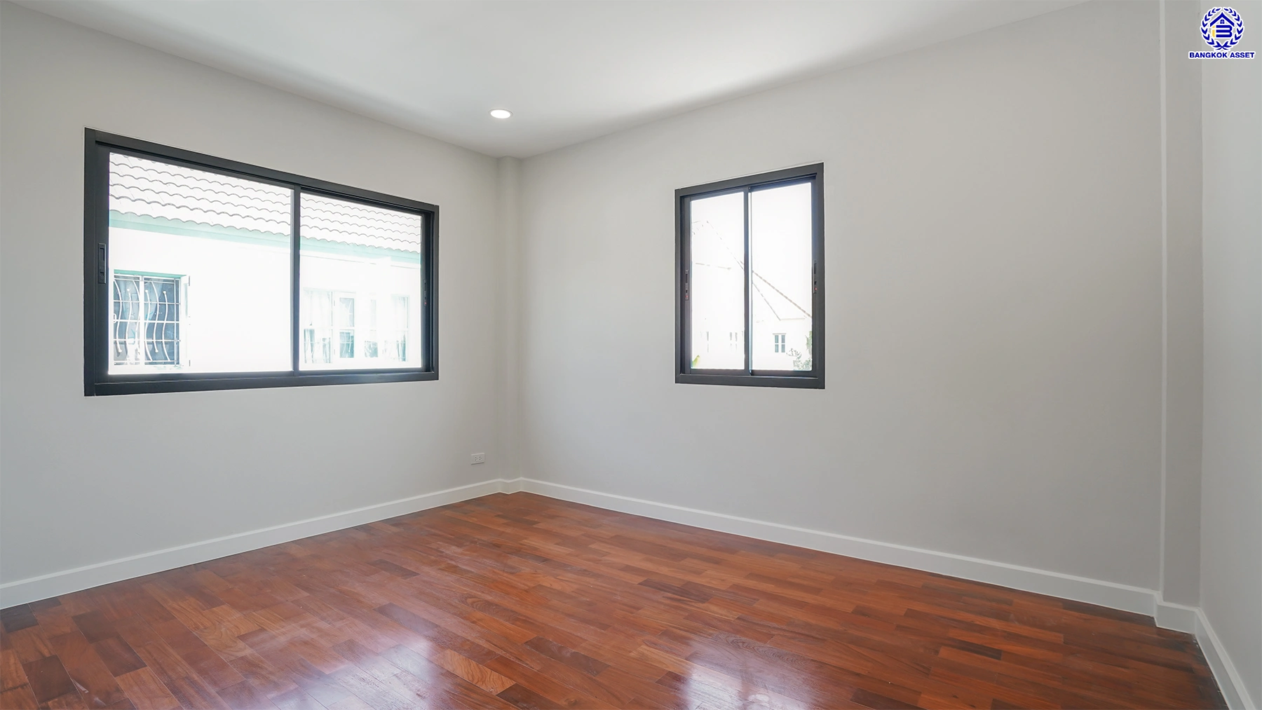 บ้านรีโนเวทใหม่ โครงการ ลัดดารมย์ ปิ่นเกล้า บ้านเดี่ยวหลังมุม จากแบรนด์ Q.House บนเนื้อที่กว้างขวางถึง 80.5 ตร.ว. พื้นที่ใช้สอย 234.05 ตร.ม. ฟังก์ชัน 4 ห้องนอน 3 ห้องน้ำ จอดรถได้ 2 คัน ติดถนนกาญจนาภิเษก ใกล้ห้างเซ็นทรัล เวสต์เกต, ทางด่วน "กาญจนาภิเษก" และรถไฟฟ้าสายสีม่วง "สถานีตลาดบางใหญ่"