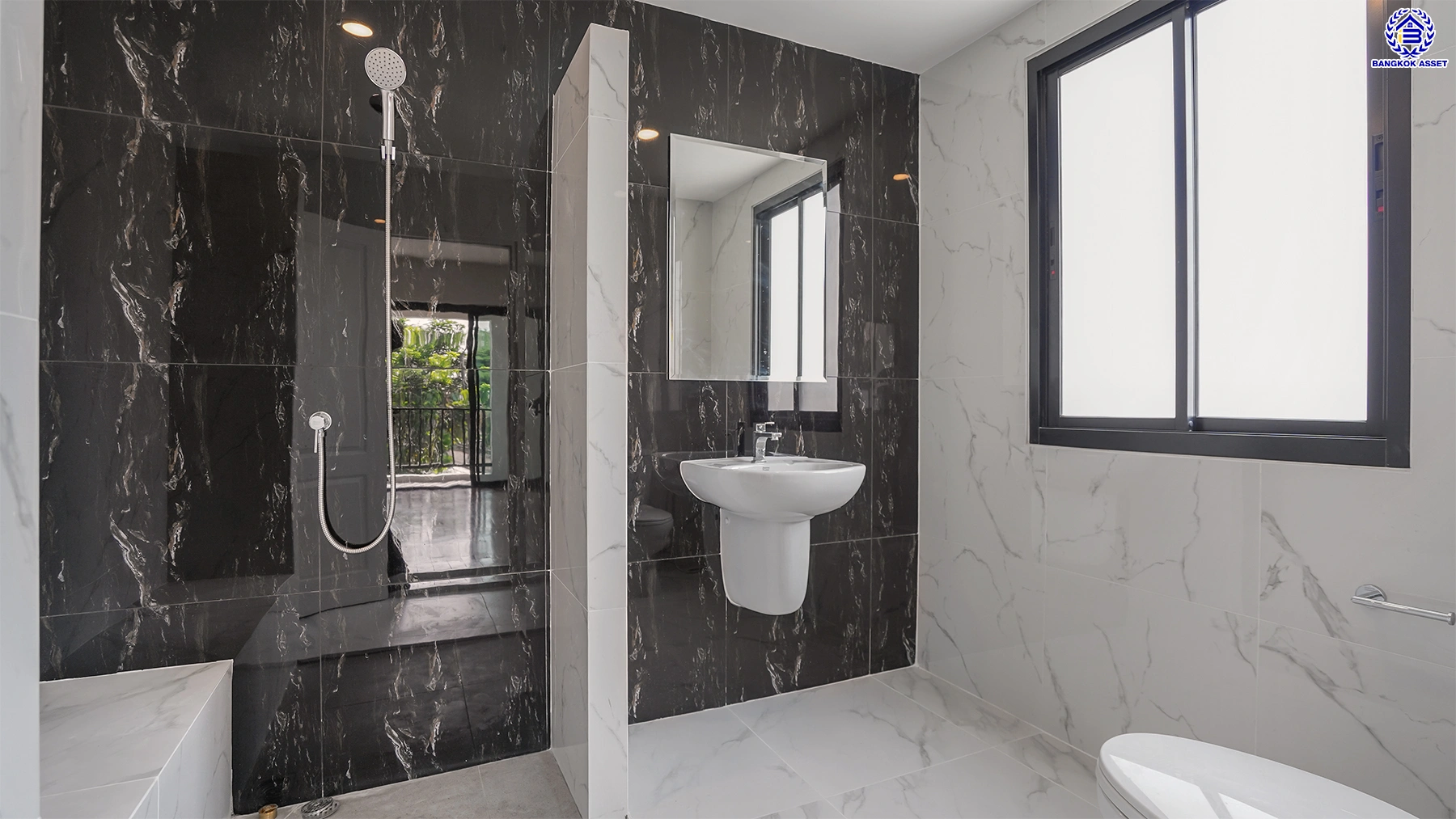 บ้านรีโนเวทใหม่ โครงการ ลัดดารมย์ ปิ่นเกล้า บ้านเดี่ยวหลังมุม จากแบรนด์ Q.House บนเนื้อที่กว้างขวางถึง 80.5 ตร.ว. พื้นที่ใช้สอย 234.05 ตร.ม. ฟังก์ชัน 4 ห้องนอน 3 ห้องน้ำ จอดรถได้ 2 คัน ติดถนนกาญจนาภิเษก ใกล้ห้างเซ็นทรัล เวสต์เกต, ทางด่วน "กาญจนาภิเษก" และรถไฟฟ้าสายสีม่วง "สถานีตลาดบางใหญ่"