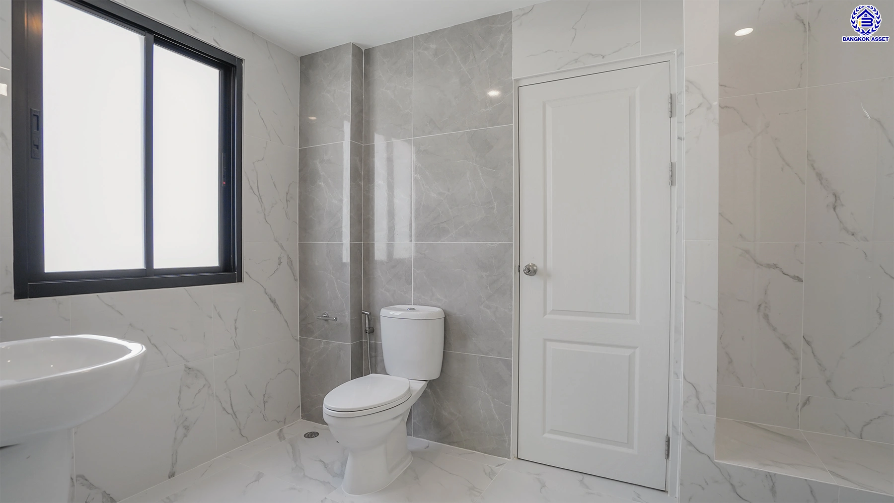 บ้านรีโนเวทใหม่ โครงการ ลัดดารมย์ ปิ่นเกล้า บ้านเดี่ยวหลังมุม จากแบรนด์ Q.House บนเนื้อที่กว้างขวางถึง 80.5 ตร.ว. พื้นที่ใช้สอย 234.05 ตร.ม. ฟังก์ชัน 4 ห้องนอน 3 ห้องน้ำ จอดรถได้ 2 คัน ติดถนนกาญจนาภิเษก ใกล้ห้างเซ็นทรัล เวสต์เกต, ทางด่วน "กาญจนาภิเษก" และรถไฟฟ้าสายสีม่วง "สถานีตลาดบางใหญ่"