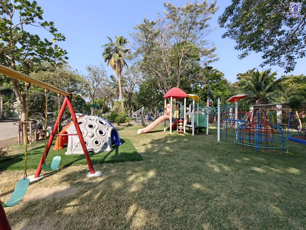 บ้านรีโนเวทใหม่ โครงการ ลัดดารมย์ ปิ่นเกล้า บ้านเดี่ยวหลังมุม จากแบรนด์ Q.House บนเนื้อที่กว้างขวางถึง 80.5 ตร.ว. พื้นที่ใช้สอย 234.05 ตร.ม. ฟังก์ชัน 4 ห้องนอน 3 ห้องน้ำ จอดรถได้ 2 คัน ติดถนนกาญจนาภิเษก ใกล้ห้างเซ็นทรัล เวสต์เกต, ทางด่วน "กาญจนาภิเษก" และรถไฟฟ้าสายสีม่วง "สถานีตลาดบางใหญ่"