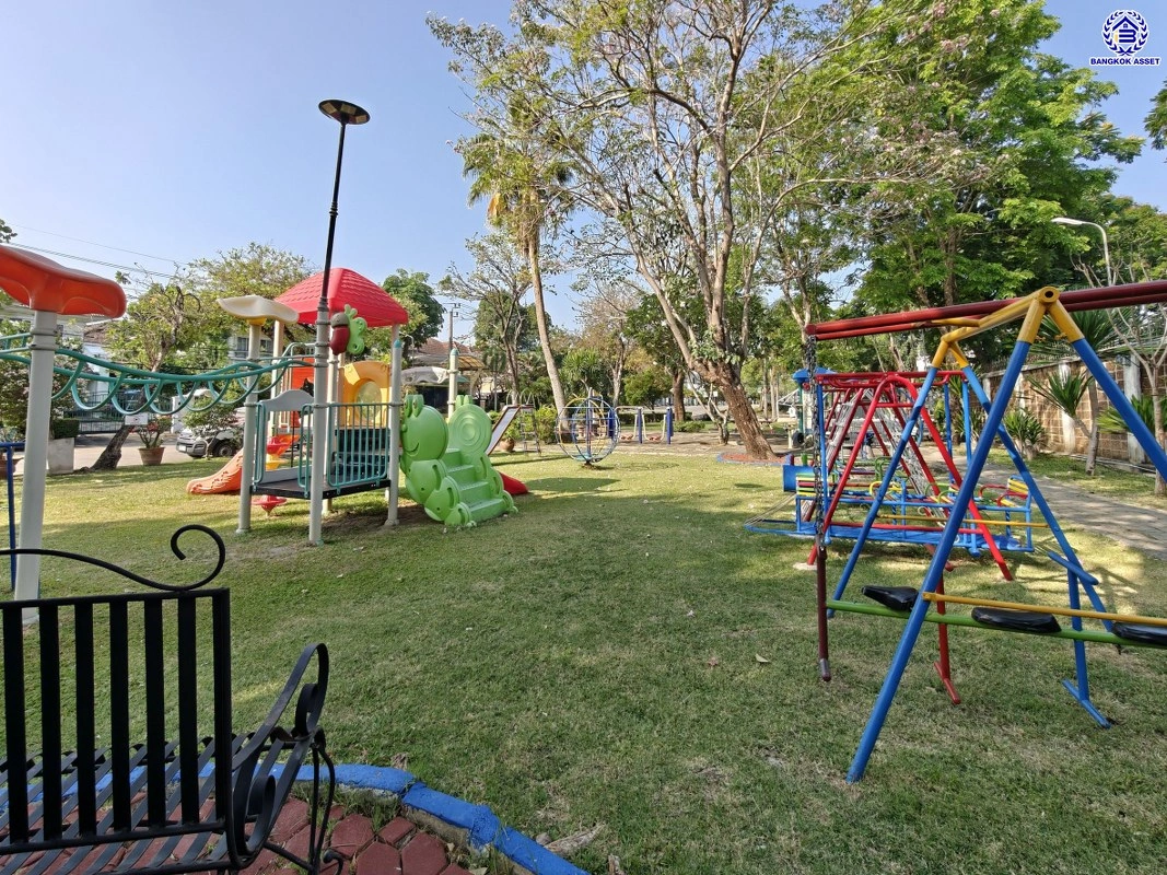 บ้านรีโนเวทใหม่ โครงการ ลัดดารมย์ ปิ่นเกล้า บ้านเดี่ยวหลังมุม จากแบรนด์ Q.House บนเนื้อที่กว้างขวางถึง 80.5 ตร.ว. พื้นที่ใช้สอย 234.05 ตร.ม. ฟังก์ชัน 4 ห้องนอน 3 ห้องน้ำ จอดรถได้ 2 คัน ติดถนนกาญจนาภิเษก ใกล้ห้างเซ็นทรัล เวสต์เกต, ทางด่วน "กาญจนาภิเษก" และรถไฟฟ้าสายสีม่วง "สถานีตลาดบางใหญ่"