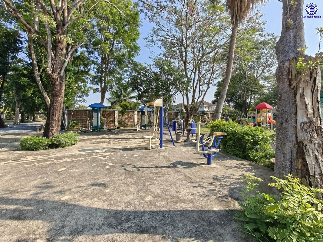 บ้านรีโนเวทใหม่ โครงการ ลัดดารมย์ ปิ่นเกล้า บ้านเดี่ยวหลังมุม จากแบรนด์ Q.House บนเนื้อที่กว้างขวางถึง 80.5 ตร.ว. พื้นที่ใช้สอย 234.05 ตร.ม. ฟังก์ชัน 4 ห้องนอน 3 ห้องน้ำ จอดรถได้ 2 คัน ติดถนนกาญจนาภิเษก ใกล้ห้างเซ็นทรัล เวสต์เกต, ทางด่วน "กาญจนาภิเษก" และรถไฟฟ้าสายสีม่วง "สถานีตลาดบางใหญ่"