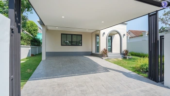 บ้านรีโนเวทใหม่ โครงการ ลัดดารมย์ ปิ่นเกล้า บ้านเดี่ยวหลังมุม จากแบรนด์ Q.House บนเนื้อที่กว้างขวางถึง 80.5 ตร.ว. พื้นที่ใช้สอย 234.05 ตร.ม. ฟังก์ชัน 4 ห้องนอน 3 ห้องน้ำ จอดรถได้ 2 คัน ติดถนนกาญจนาภิเษก ใกล้ห้างเซ็นทรัล เวสต์เกต, ทางด่วน "กาญจนาภิเษก" และรถไฟฟ้าสายสีม่วง "สถานีตลาดบางใหญ่"