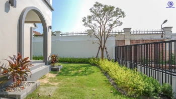 บ้านรีโนเวทใหม่ โครงการ ลัดดารมย์ ปิ่นเกล้า บ้านเดี่ยวหลังมุม จากแบรนด์ Q.House บนเนื้อที่กว้างขวางถึง 80.5 ตร.ว. พื้นที่ใช้สอย 234.05 ตร.ม. ฟังก์ชัน 4 ห้องนอน 3 ห้องน้ำ จอดรถได้ 2 คัน ติดถนนกาญจนาภิเษก ใกล้ห้างเซ็นทรัล เวสต์เกต, ทางด่วน "กาญจนาภิเษก" และรถไฟฟ้าสายสีม่วง "สถานีตลาดบางใหญ่"