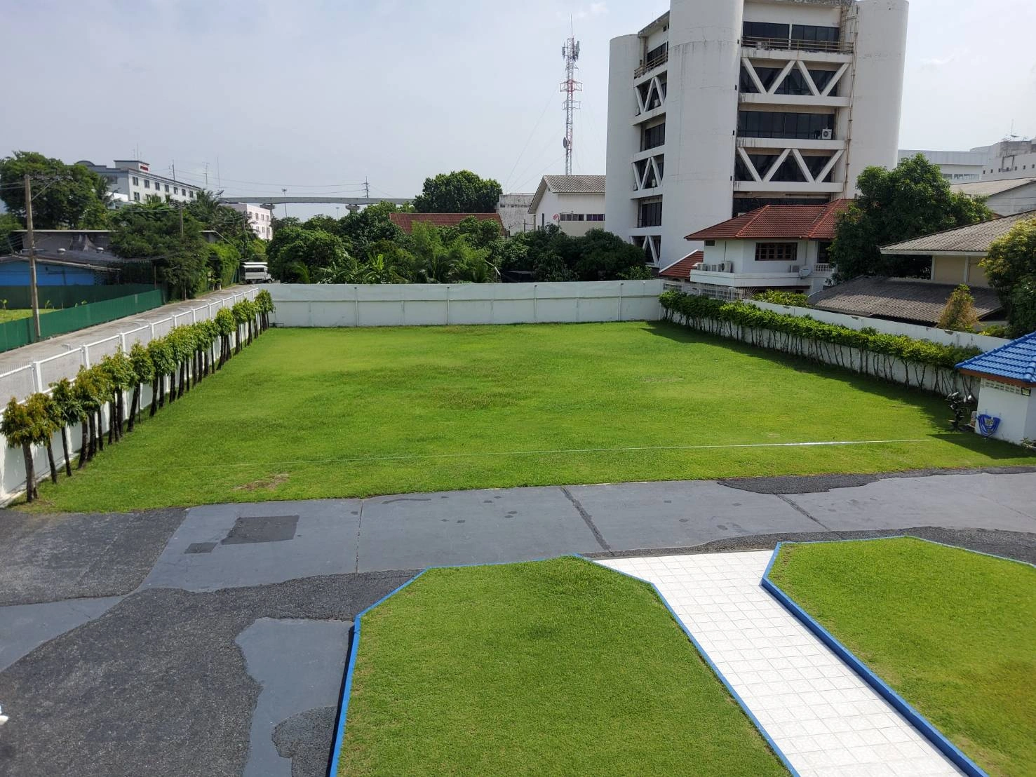 แบ่งขายที่ดิน 300 ตรว. ราคาต่อรองได้ ซ.ลาดพร้าว 88/1(88ทับหนึ่ง) ซอยกว้าง เข้าซอยไปประมาณ 50 เมตร ใกล้เลียบด่วน