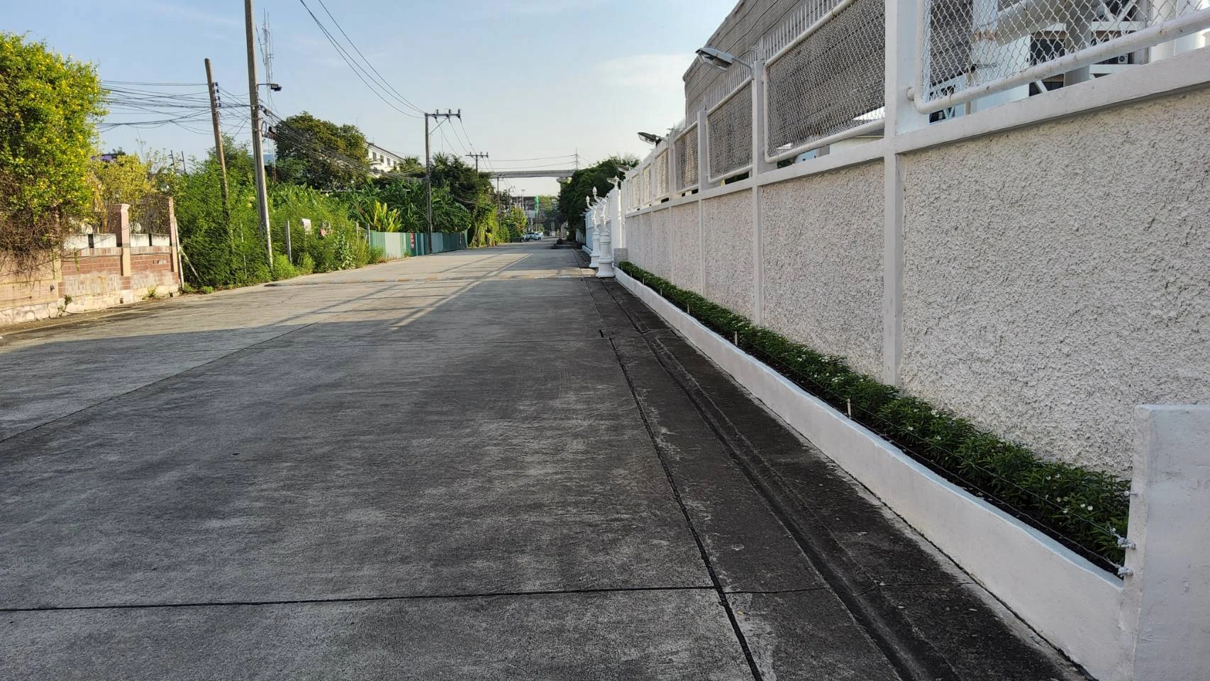 แบ่งขายที่ดิน 300 ตรว. ราคาต่อรองได้ ซ.ลาดพร้าว 88/1(88ทับหนึ่ง) ซอยกว้าง เข้าซอยไปประมาณ 50 เมตร ใกล้เลียบด่วน