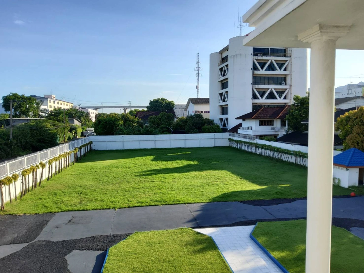 แบ่งขายที่ดิน 300 ตรว. ราคาต่อรองได้ ซ.ลาดพร้าว 88/1(88ทับหนึ่ง) ซอยกว้าง เข้าซอยไปประมาณ 50 เมตร ใกล้เลียบด่วน