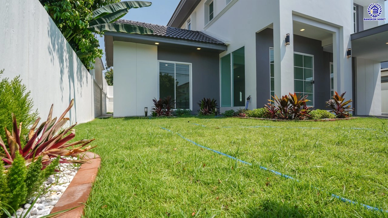 บ้านรีโนเวทใหม่ โครงการ ชัยพฤกษ์ บางบัวทอง เนื้อที่ 80.5 ตร.ว. พื้นที่ใช้สอย 260.18 ตร.ม. ฟังก์ชัน 4 ห้องนอน 3 ห้องน้ำ 1 ห้องอเนกประสงค์ จอดรถได้ 2 คัน พร้อม Facilities โครงการครบครัน ทำเลติดถนนบางกรวย-ไทรน้อย เชื่อมต่อถนนกาญจนาภิเษก ใกล้เซ็นทรัลเวสต์เกต และรถไฟฟ้าสายสีม่วง "สถานีบางพลู"