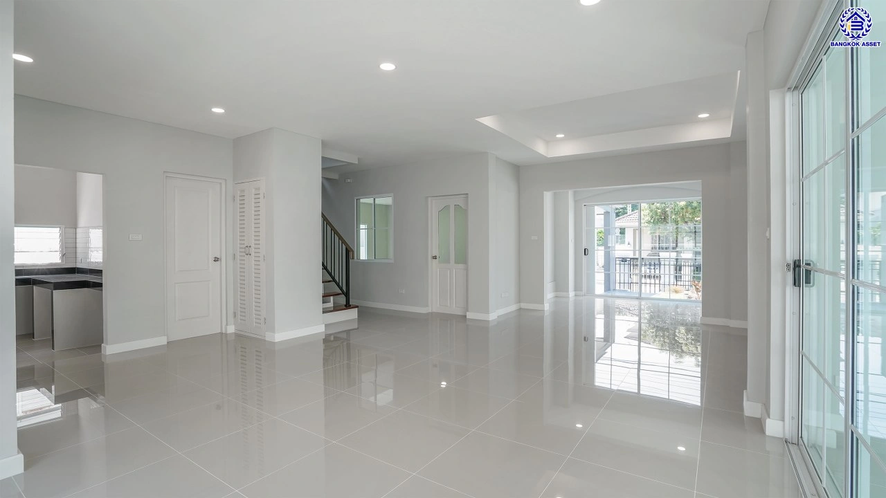 บ้านรีโนเวทใหม่ โครงการ ชัยพฤกษ์ บางบัวทอง เนื้อที่ 80.5 ตร.ว. พื้นที่ใช้สอย 260.18 ตร.ม. ฟังก์ชัน 4 ห้องนอน 3 ห้องน้ำ 1 ห้องอเนกประสงค์ จอดรถได้ 2 คัน พร้อม Facilities โครงการครบครัน ทำเลติดถนนบางกรวย-ไทรน้อย เชื่อมต่อถนนกาญจนาภิเษก ใกล้เซ็นทรัลเวสต์เกต และรถไฟฟ้าสายสีม่วง "สถานีบางพลู"