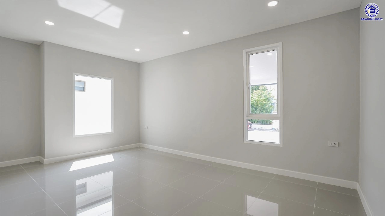 บ้านรีโนเวทใหม่ โครงการ ชัยพฤกษ์ บางบัวทอง เนื้อที่ 80.5 ตร.ว. พื้นที่ใช้สอย 260.18 ตร.ม. ฟังก์ชัน 4 ห้องนอน 3 ห้องน้ำ 1 ห้องอเนกประสงค์ จอดรถได้ 2 คัน พร้อม Facilities โครงการครบครัน ทำเลติดถนนบางกรวย-ไทรน้อย เชื่อมต่อถนนกาญจนาภิเษก ใกล้เซ็นทรัลเวสต์เกต และรถไฟฟ้าสายสีม่วง "สถานีบางพลู"