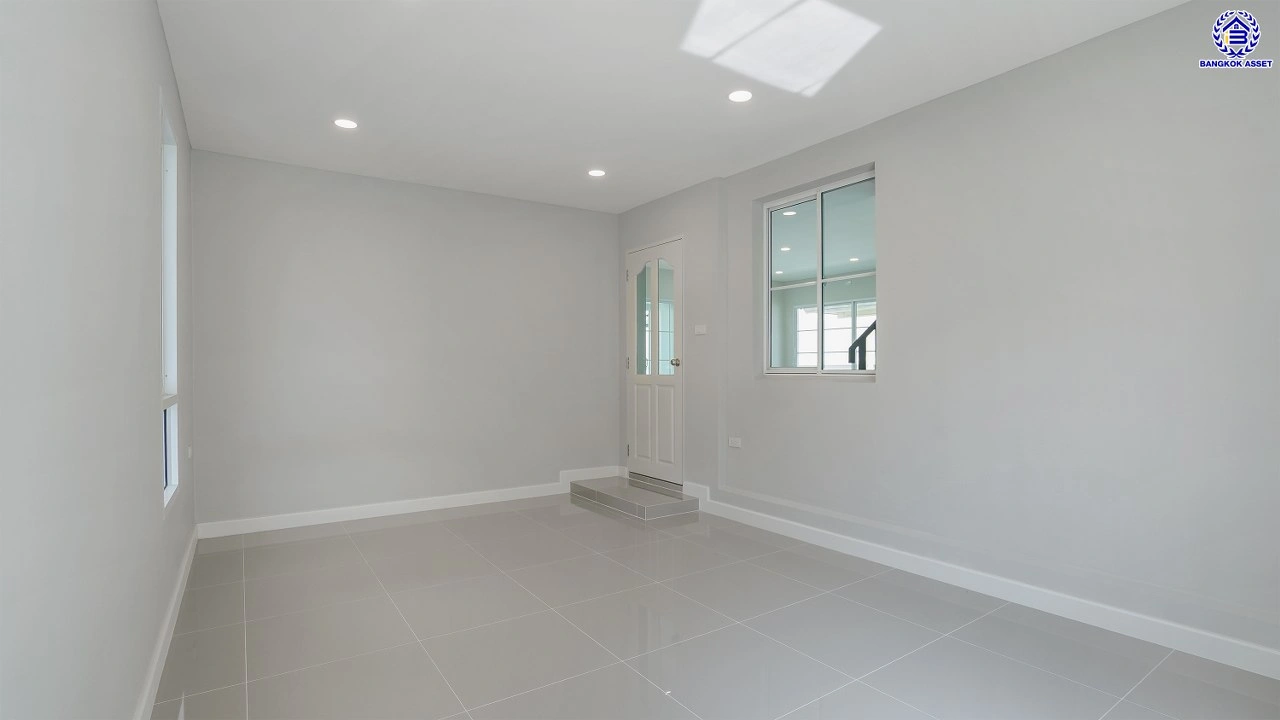 บ้านรีโนเวทใหม่ โครงการ ชัยพฤกษ์ บางบัวทอง เนื้อที่ 80.5 ตร.ว. พื้นที่ใช้สอย 260.18 ตร.ม. ฟังก์ชัน 4 ห้องนอน 3 ห้องน้ำ 1 ห้องอเนกประสงค์ จอดรถได้ 2 คัน พร้อม Facilities โครงการครบครัน ทำเลติดถนนบางกรวย-ไทรน้อย เชื่อมต่อถนนกาญจนาภิเษก ใกล้เซ็นทรัลเวสต์เกต และรถไฟฟ้าสายสีม่วง "สถานีบางพลู"