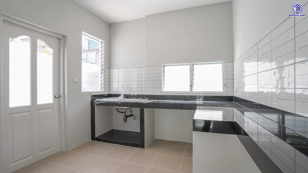 บ้านรีโนเวทใหม่ โครงการ ชัยพฤกษ์ บางบัวทอง เนื้อที่ 80.5 ตร.ว. พื้นที่ใช้สอย 260.18 ตร.ม. ฟังก์ชัน 4 ห้องนอน 3 ห้องน้ำ 1 ห้องอเนกประสงค์ จอดรถได้ 2 คัน พร้อม Facilities โครงการครบครัน ทำเลติดถนนบางกรวย-ไทรน้อย เชื่อมต่อถนนกาญจนาภิเษก ใกล้เซ็นทรัลเวสต์เกต และรถไฟฟ้าสายสีม่วง "สถานีบางพลู"