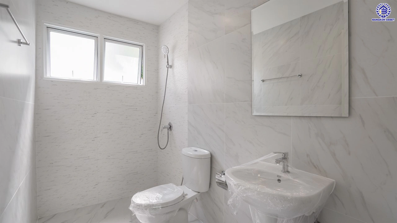 บ้านรีโนเวทใหม่ โครงการ ชัยพฤกษ์ บางบัวทอง เนื้อที่ 80.5 ตร.ว. พื้นที่ใช้สอย 260.18 ตร.ม. ฟังก์ชัน 4 ห้องนอน 3 ห้องน้ำ 1 ห้องอเนกประสงค์ จอดรถได้ 2 คัน พร้อม Facilities โครงการครบครัน ทำเลติดถนนบางกรวย-ไทรน้อย เชื่อมต่อถนนกาญจนาภิเษก ใกล้เซ็นทรัลเวสต์เกต และรถไฟฟ้าสายสีม่วง "สถานีบางพลู"