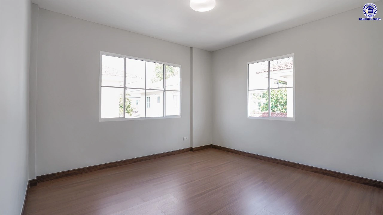 บ้านรีโนเวทใหม่ โครงการ ชัยพฤกษ์ บางบัวทอง เนื้อที่ 80.5 ตร.ว. พื้นที่ใช้สอย 260.18 ตร.ม. ฟังก์ชัน 4 ห้องนอน 3 ห้องน้ำ 1 ห้องอเนกประสงค์ จอดรถได้ 2 คัน พร้อม Facilities โครงการครบครัน ทำเลติดถนนบางกรวย-ไทรน้อย เชื่อมต่อถนนกาญจนาภิเษก ใกล้เซ็นทรัลเวสต์เกต และรถไฟฟ้าสายสีม่วง "สถานีบางพลู"