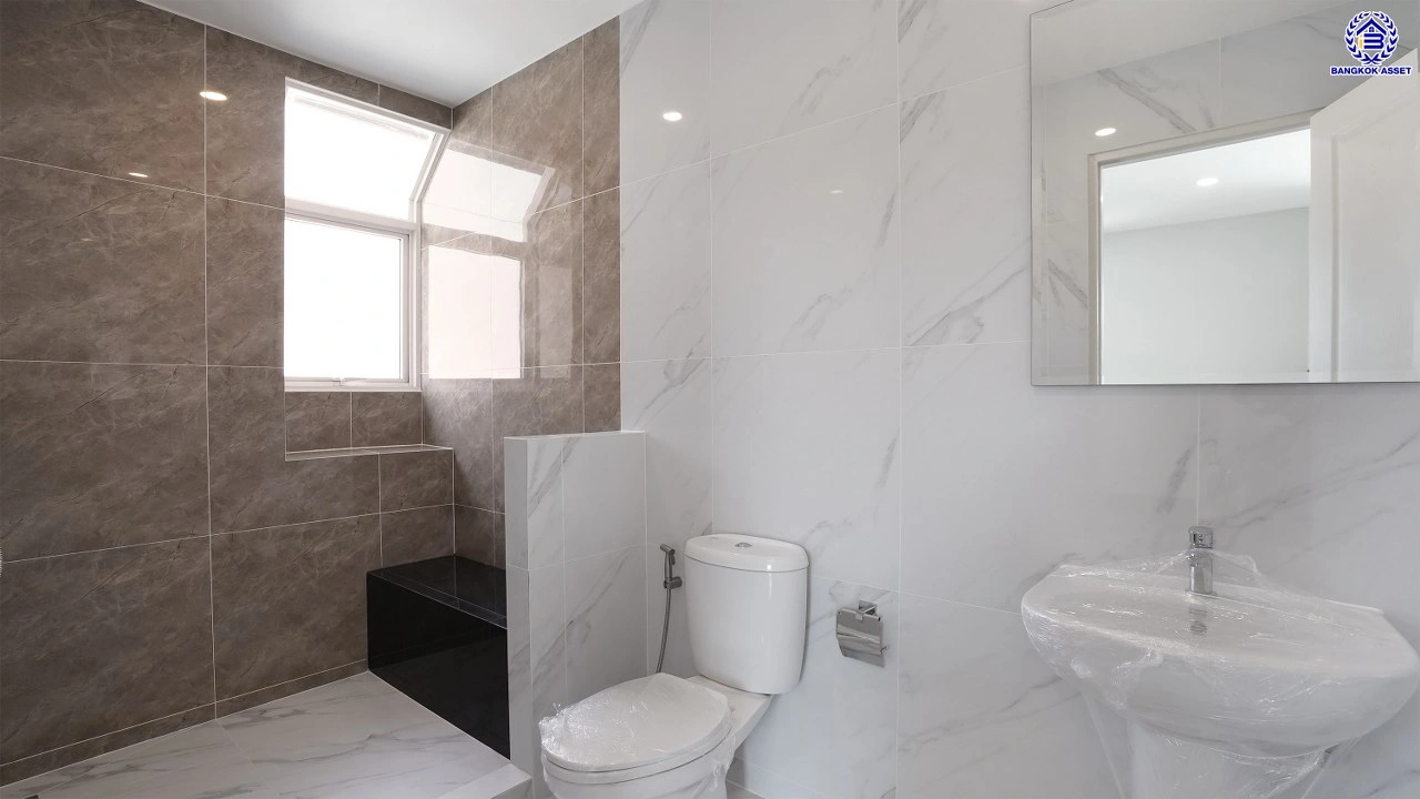 บ้านรีโนเวทใหม่ โครงการ ชัยพฤกษ์ บางบัวทอง เนื้อที่ 80.5 ตร.ว. พื้นที่ใช้สอย 260.18 ตร.ม. ฟังก์ชัน 4 ห้องนอน 3 ห้องน้ำ 1 ห้องอเนกประสงค์ จอดรถได้ 2 คัน พร้อม Facilities โครงการครบครัน ทำเลติดถนนบางกรวย-ไทรน้อย เชื่อมต่อถนนกาญจนาภิเษก ใกล้เซ็นทรัลเวสต์เกต และรถไฟฟ้าสายสีม่วง "สถานีบางพลู"